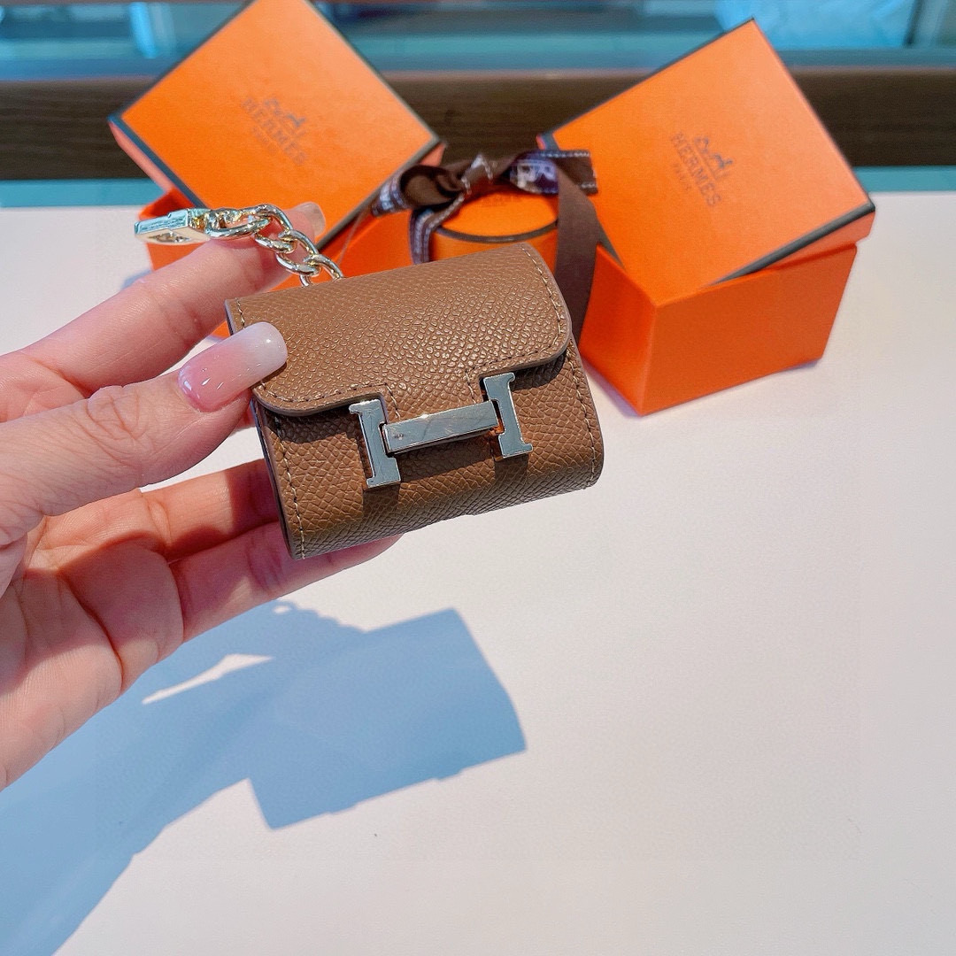 ❤️爱马仕💥官网1:1耳机包 手掌纹皮料 金属Logo 时尚迷你斜挎包包 可以当包饰，耳机包一举两得！