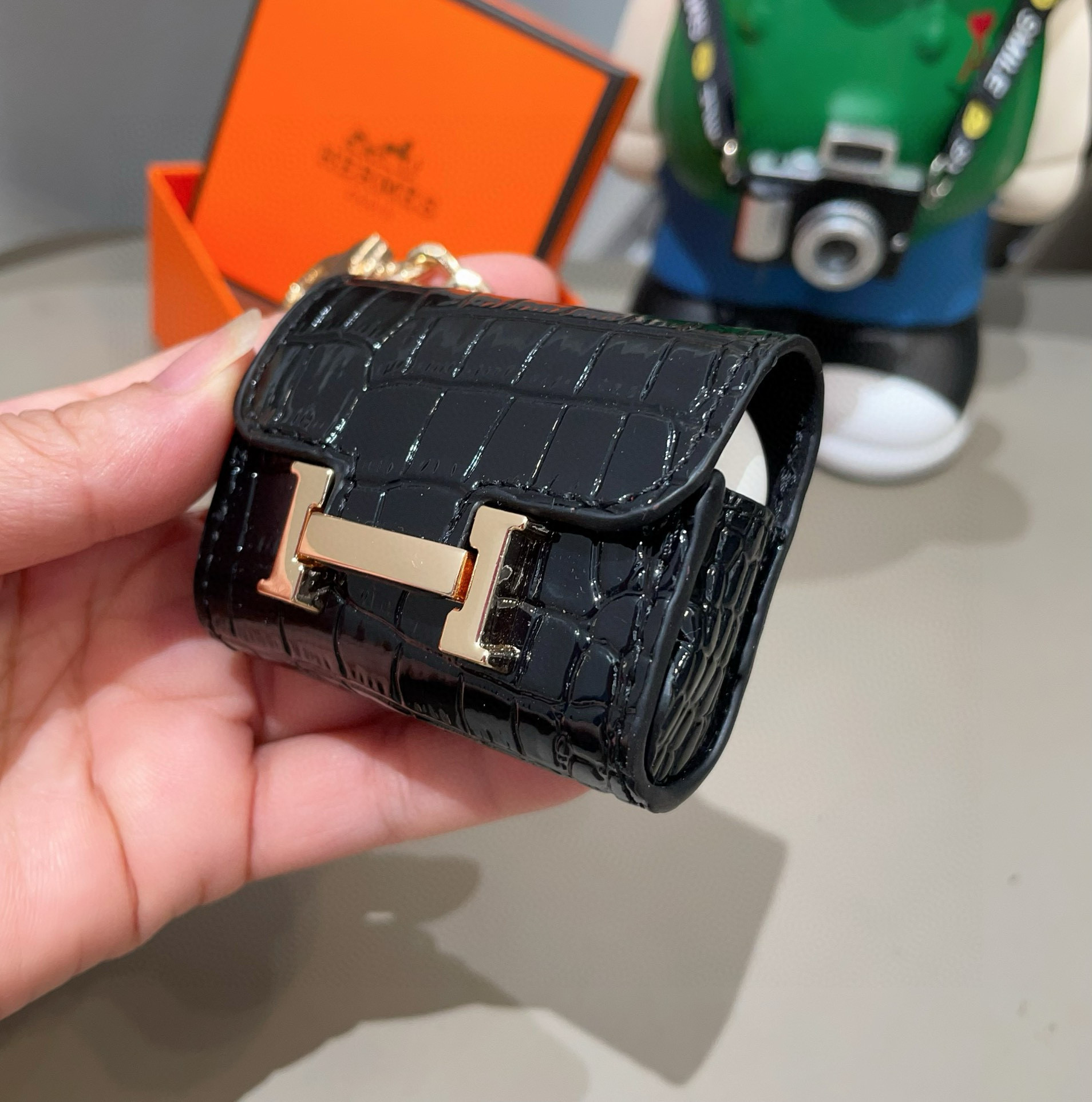 ❤️爱马仕蓝牙耳机包💥官网1:1耳机套鳄鱼皮纹（花纹随机裁剪）金属Logo 时尚迷你斜挎包包 可以当包饰