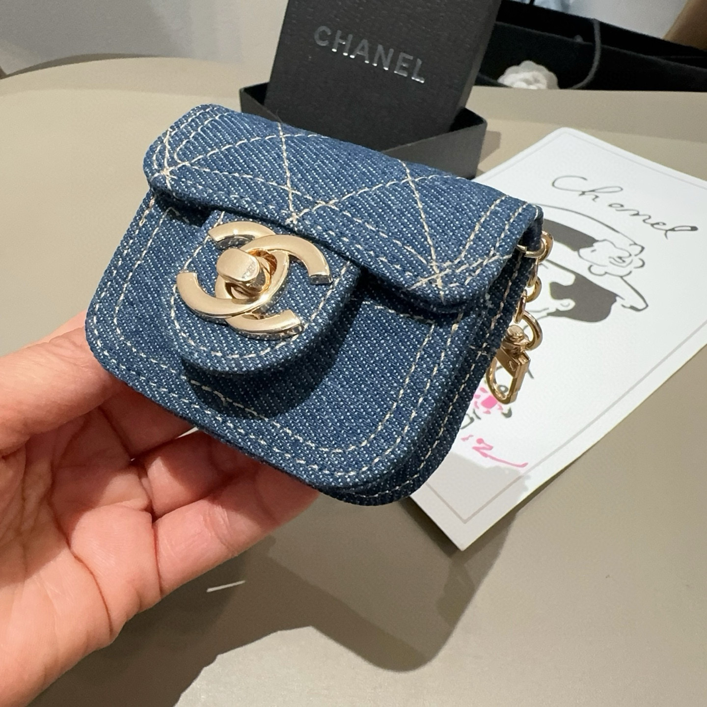 需斜挎⛓️链条另➕5🔥香奈儿蓝牙耳机包，牛仔耳机包挂饰 通用尺寸7.3*6.5*3cm