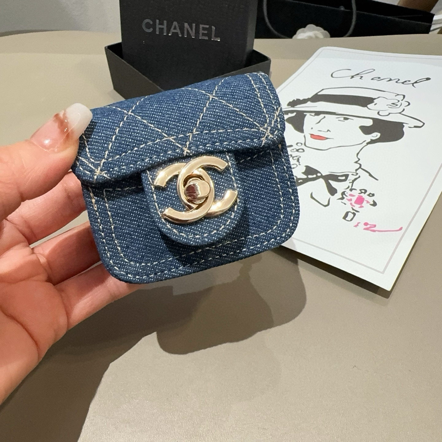 需斜挎⛓️链条另➕5🔥香奈儿蓝牙耳机包，牛仔耳机包挂饰 通用尺寸7.3*6.5*3cm