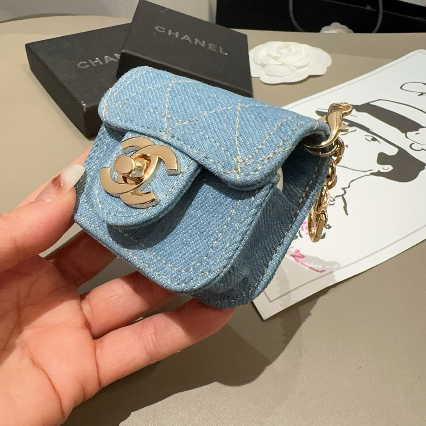 需斜挎⛓️链条另➕5🔥香奈儿蓝牙耳机包，牛仔耳机包挂饰 通用尺寸7.3*6.5*3cm