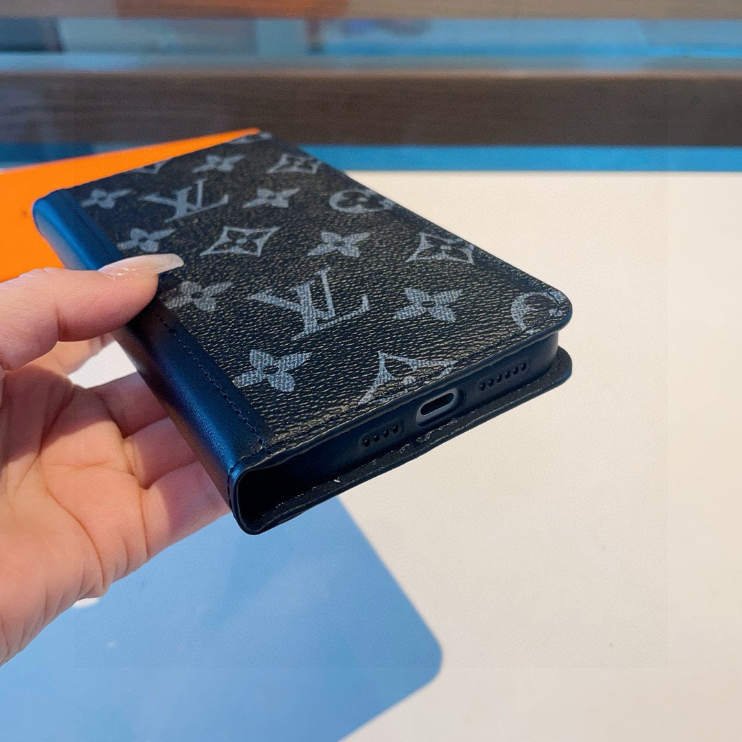 上新🎉🎉🎉🎉LV老花拼接原版皮套 卡套 官网同步经典老花手机套 配手机壳型号：为了不出现报错型号，请打开