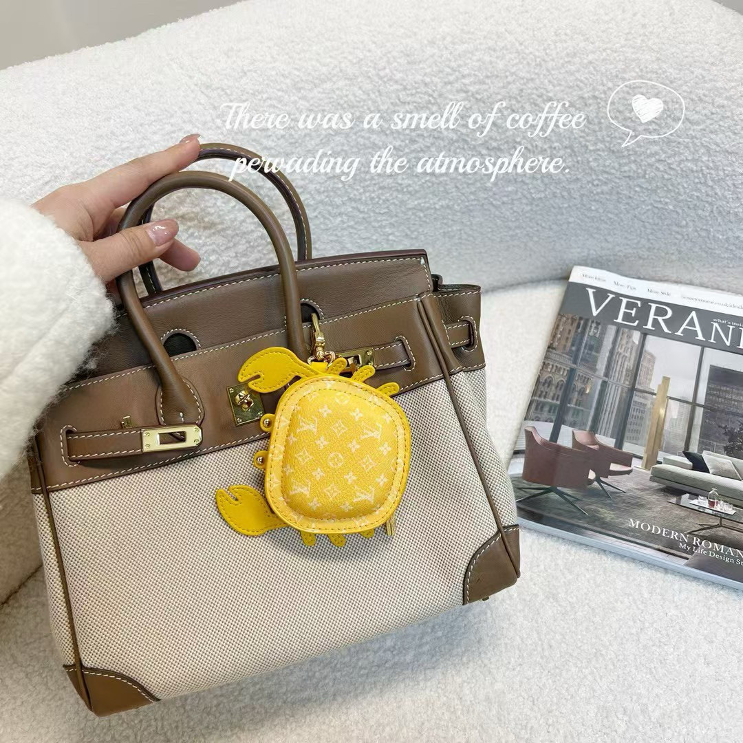 。官网新品 热卖Louis Vuitton 路易威登lv 小螃蟹耳机包钥匙扣挂件挂饰 Lv钥匙包蓝牙耳机