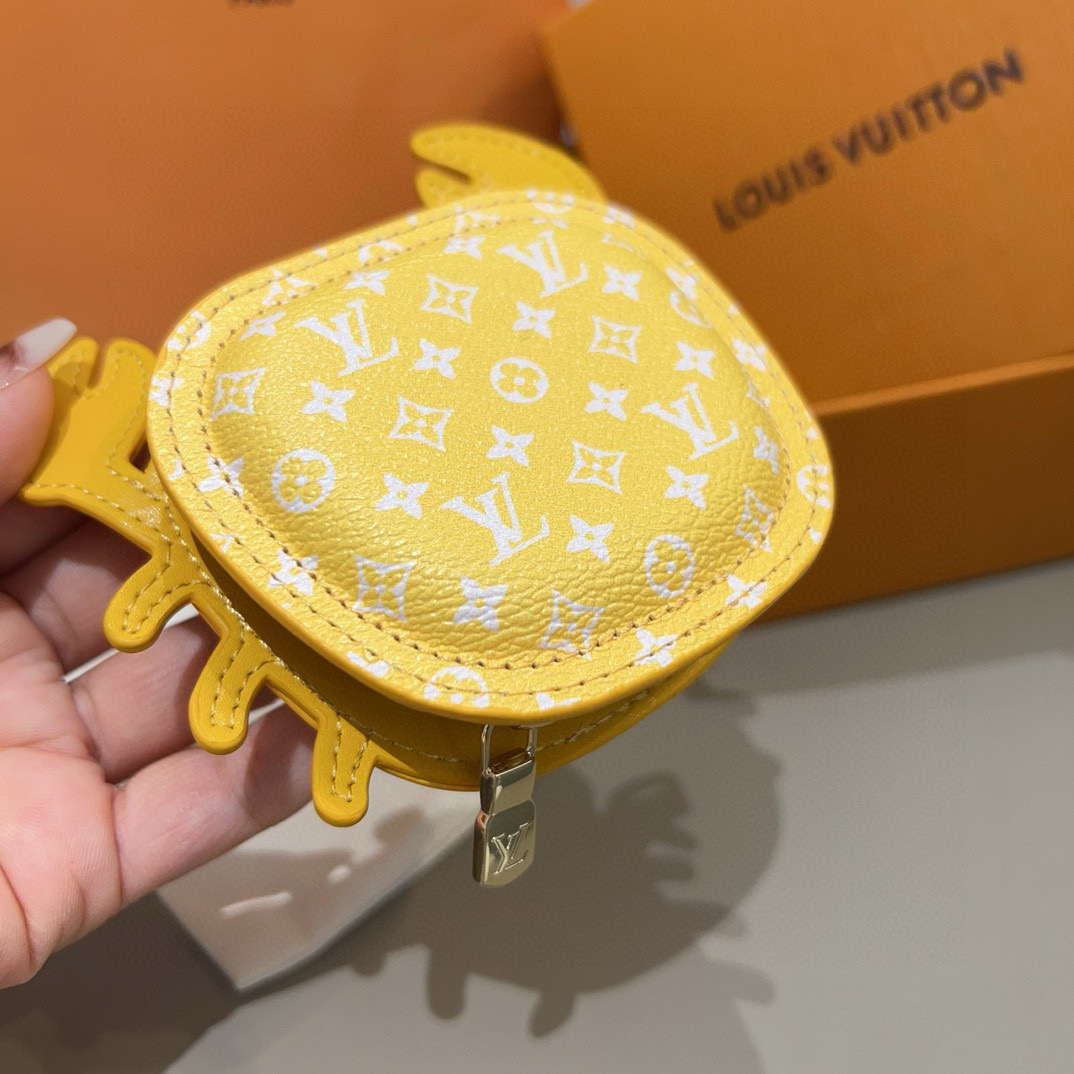 。官网新品 热卖Louis Vuitton 路易威登lv 小螃蟹耳机包钥匙扣挂件挂饰 Lv钥匙包蓝牙耳机