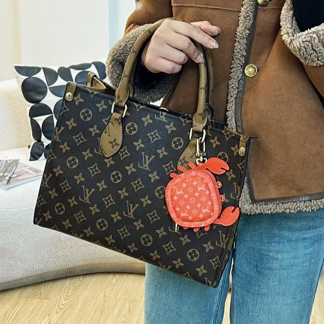 。官网新品 热卖Louis Vuitton 路易威登lv 小螃蟹耳机包钥匙扣挂件挂饰 Lv钥匙包蓝牙耳机