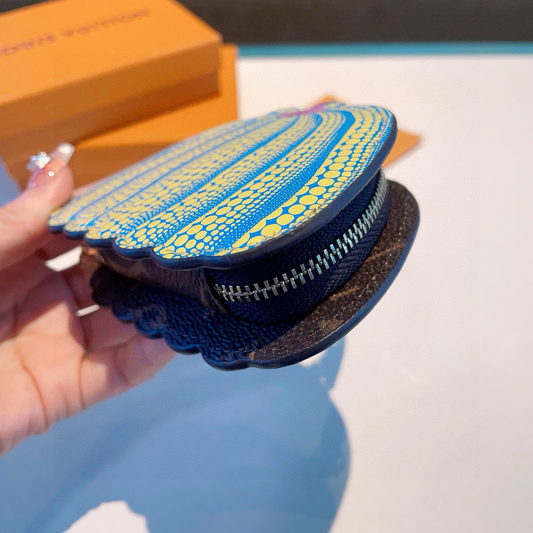 LV草间弥生南瓜零钱包挂饰，南瓜零钱包9×11×2.5㎝，不是小费包，放iPod刚刚好！可以当耳机包！挂