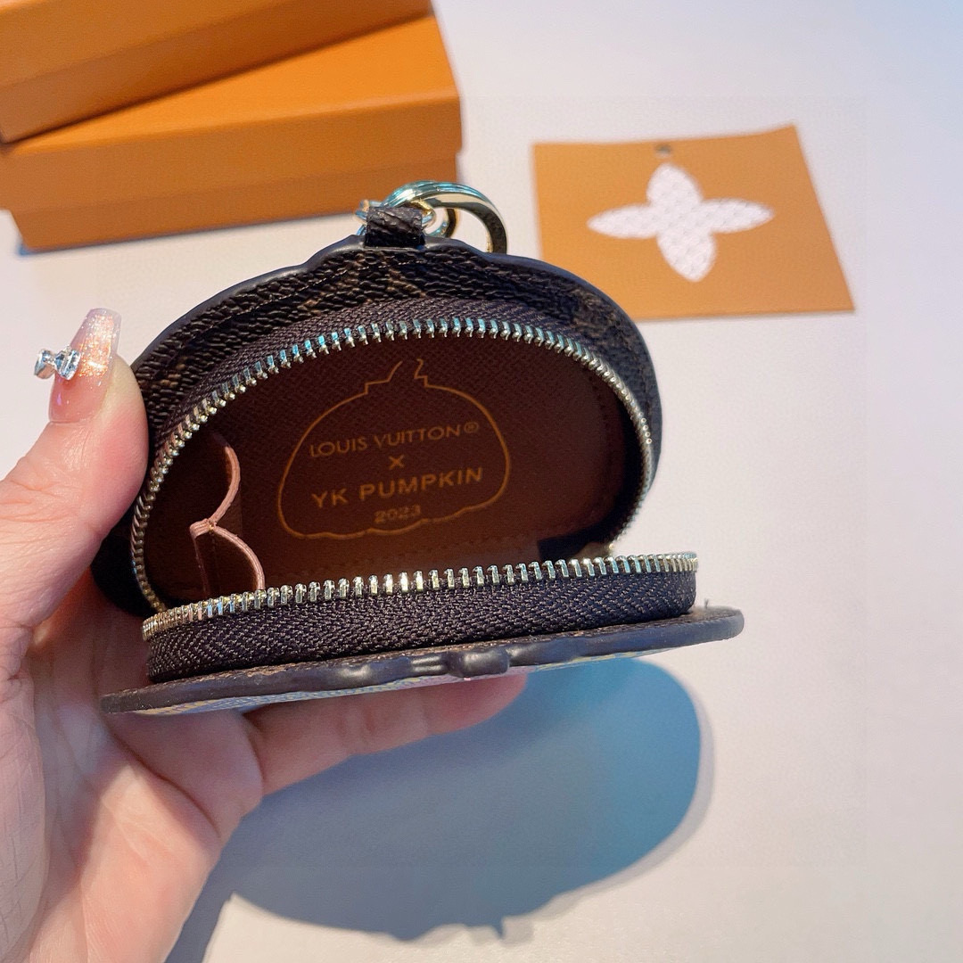 LV草间弥生南瓜零钱包挂饰，南瓜零钱包9×11×2.5㎝，不是小费包，放iPod刚刚好！可以当耳机包！挂