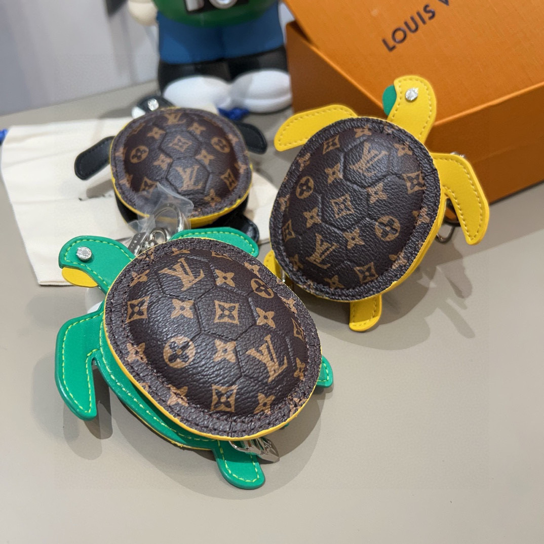 🔥官网新品M01471Louis Vuitton 路易威登海龟🐢乌龟包钥匙扣挂件 LV蓝牙耳机包 Tur