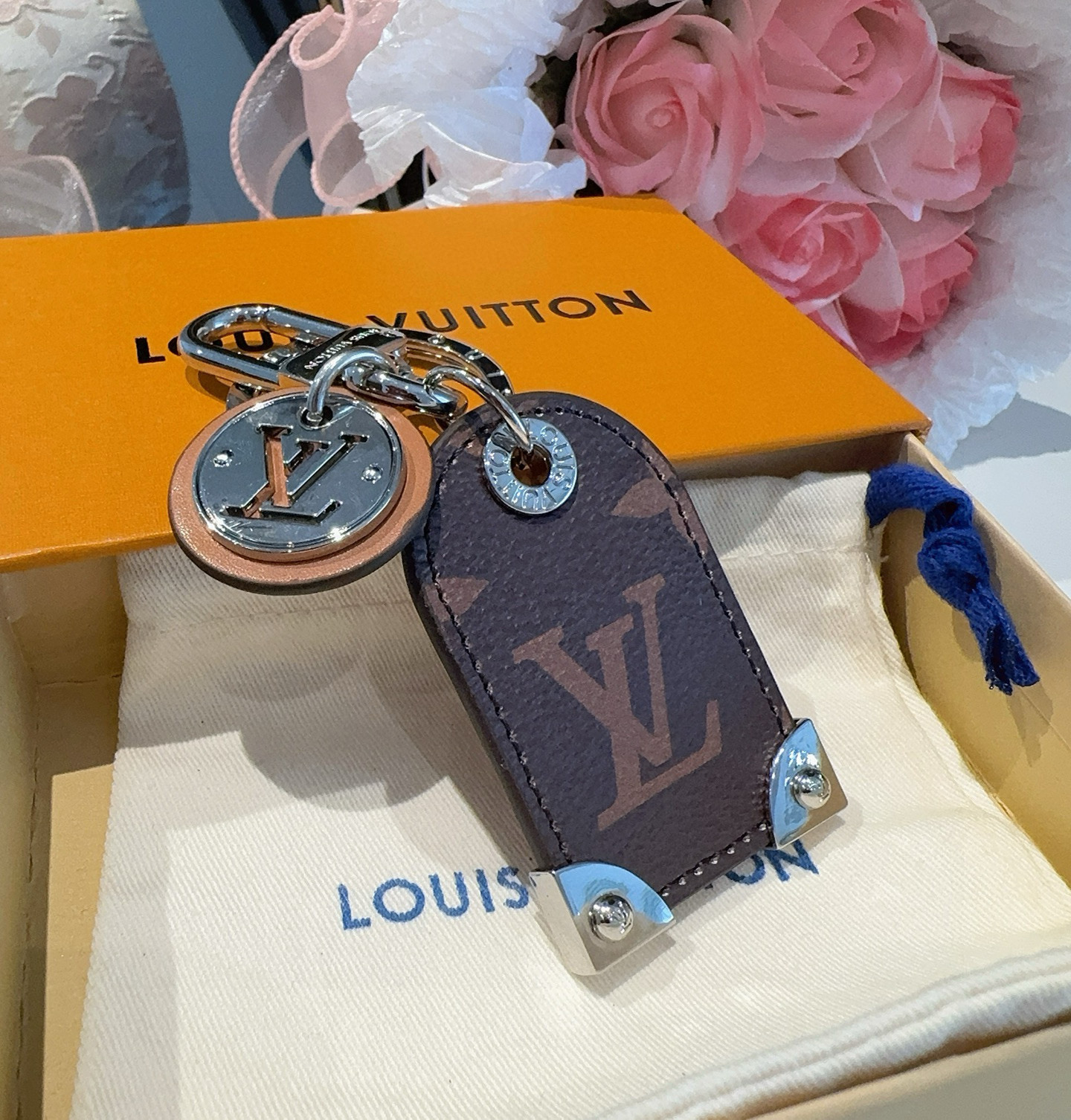 🔥 路易威登LV钥匙扣挂件M64180 Travel Tag包饰与钥匙扣彰显游牧精神，向路易威登制箱传统