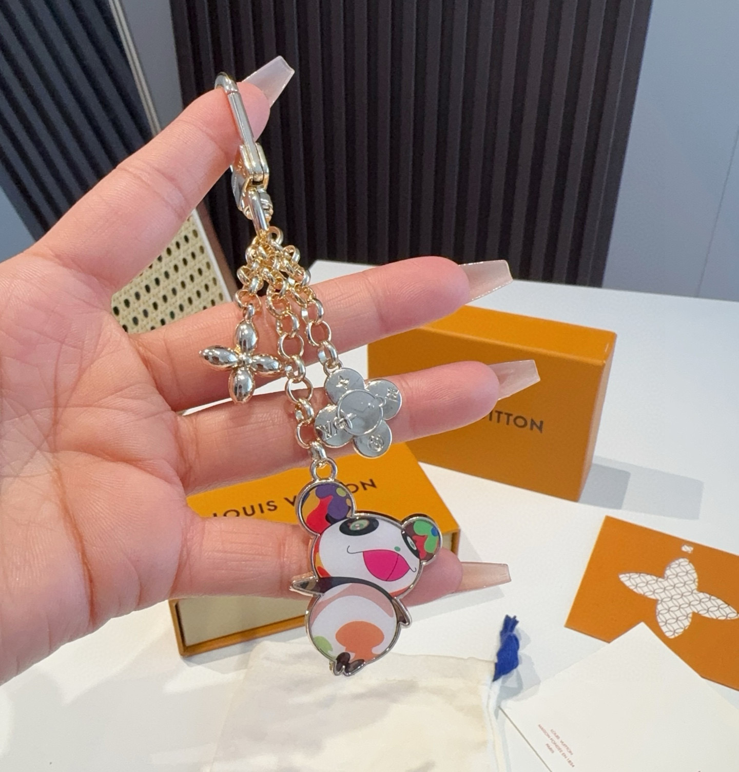 🔥LV村上隆熊猫人钥匙扣包包挂饰 LV X TM LV ICONICSUPERFLAT 钥匙扣路易威登再