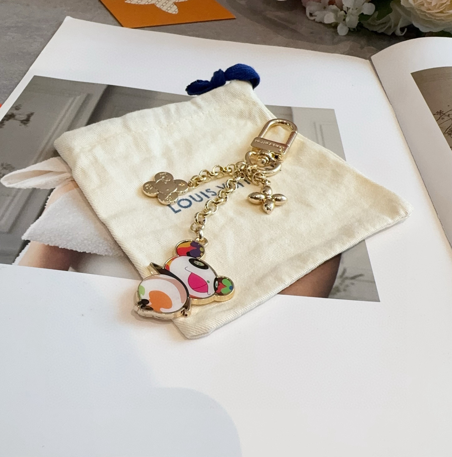 🔥LV村上隆熊猫人钥匙扣包包挂饰 LV X TM LV ICONICSUPERFLAT 钥匙扣路易威登再