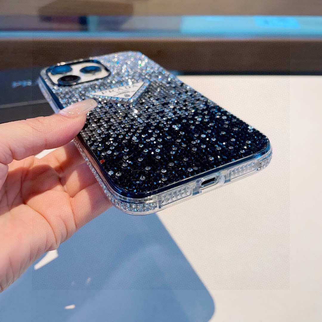 ❄️iPhone17系列更新💠 普拉达·PRADA官网同款闪钻全包手机壳，精准孔位 bingbing型号