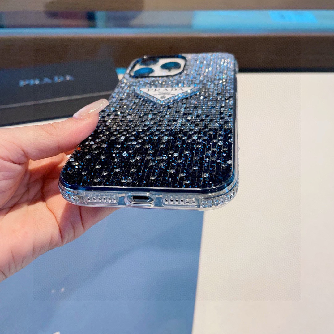 ❄️iPhone17系列更新💠 普拉达·PRADA官网同款闪钻全包手机壳，精准孔位 bingbing型号