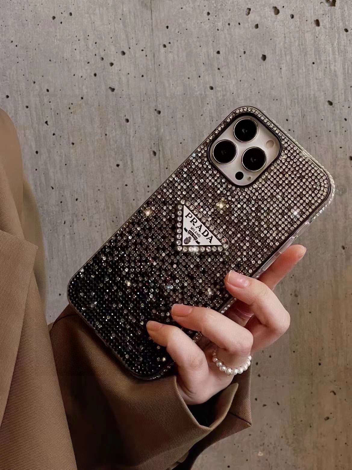 ❄️iPhone17系列更新💠 普拉达·PRADA官网同款闪钻全包手机壳，精准孔位 bingbing型号
