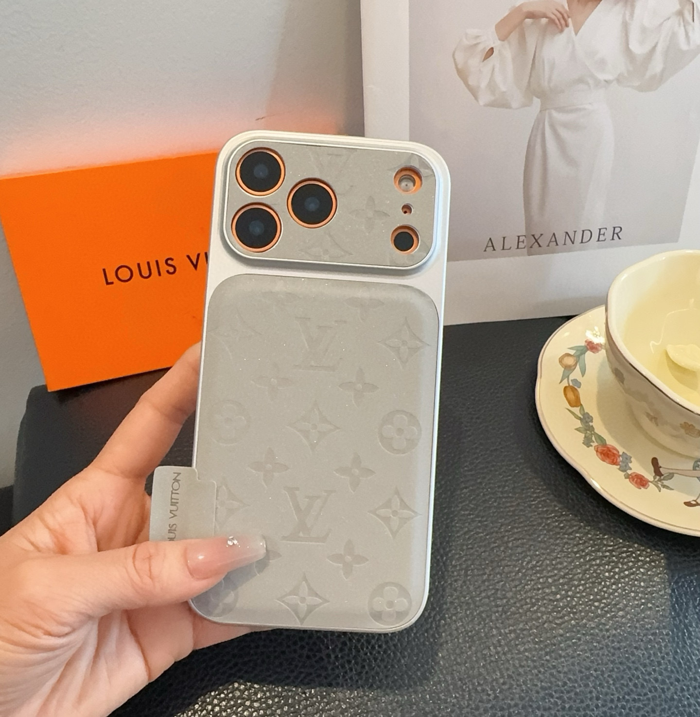 星宇橙系列 lv 秒变17 压花闪粉全包精孔手机壳型号：为了不出现报错型号，请打开本机查看手机设置显示的