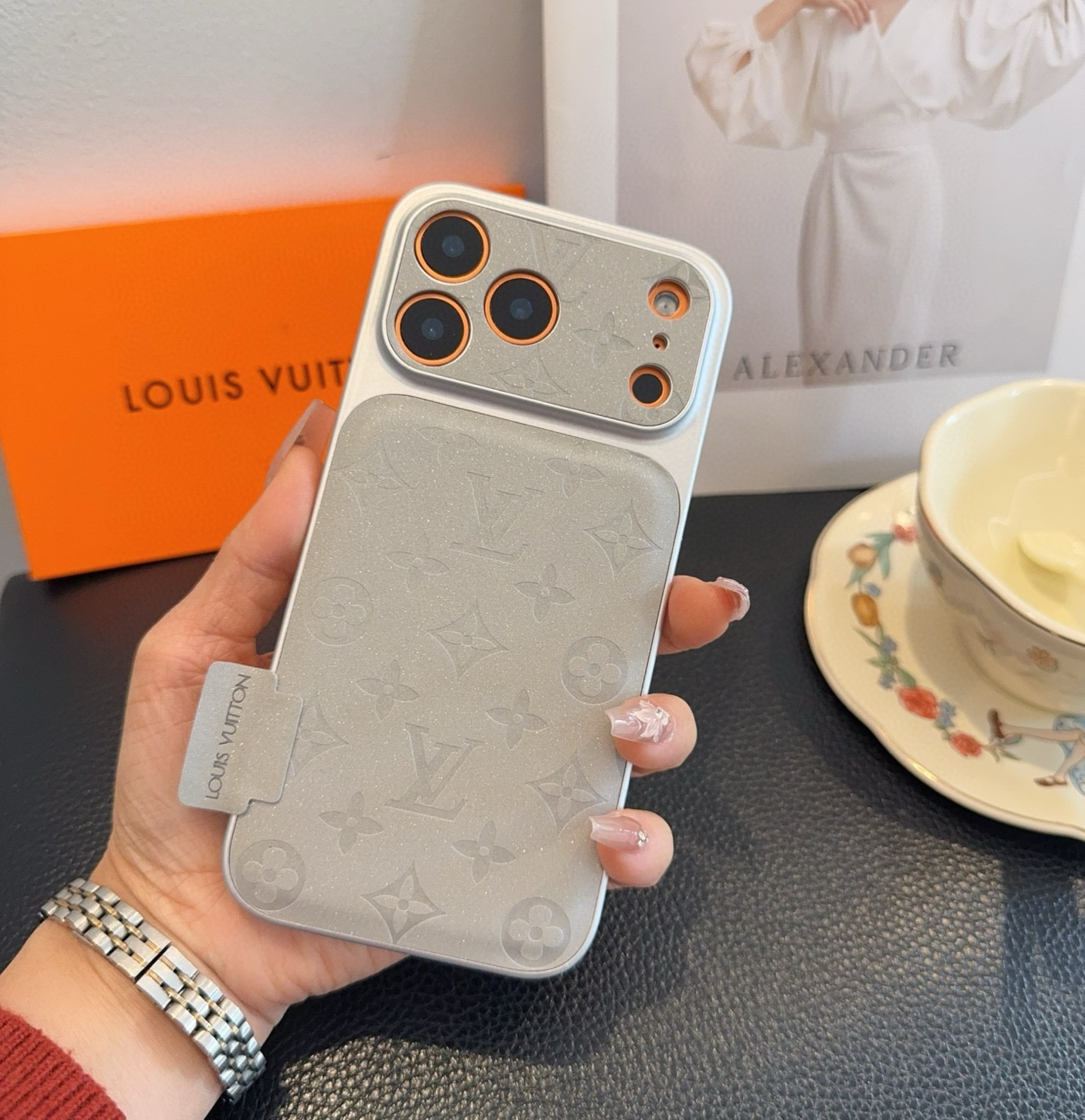 星宇橙系列 lv 秒变17 压花闪粉全包精孔手机壳型号：为了不出现报错型号，请打开本机查看手机设置显示的