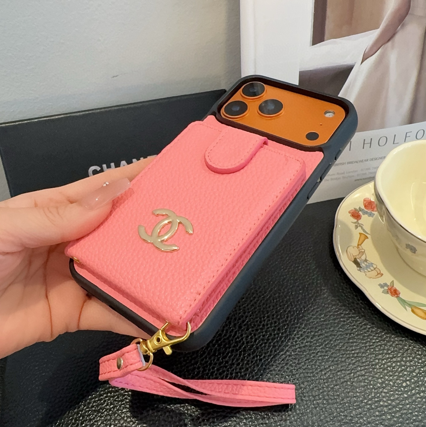 [庆祝][庆祝][庆祝]新品上架，香奈儿卡包手机壳 手腕带手机壳 大双C logo，手感柔软舒适！型号：