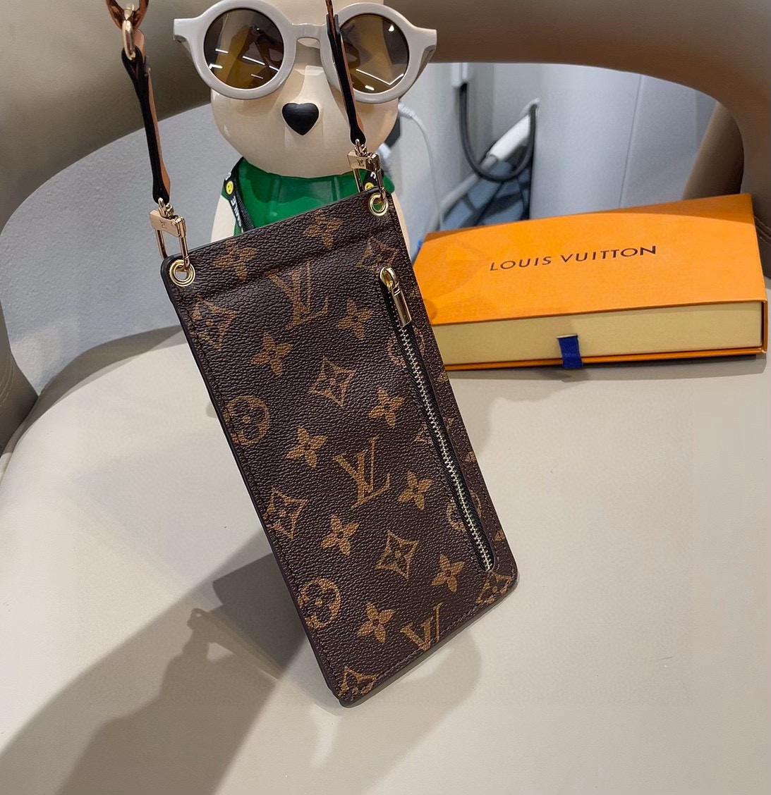 🔥LV经典老花通用手机包斜挎包 多功能卡包，零钱包，，配织带肩带 长度🉑️调节生活出门不需要带现金的时代