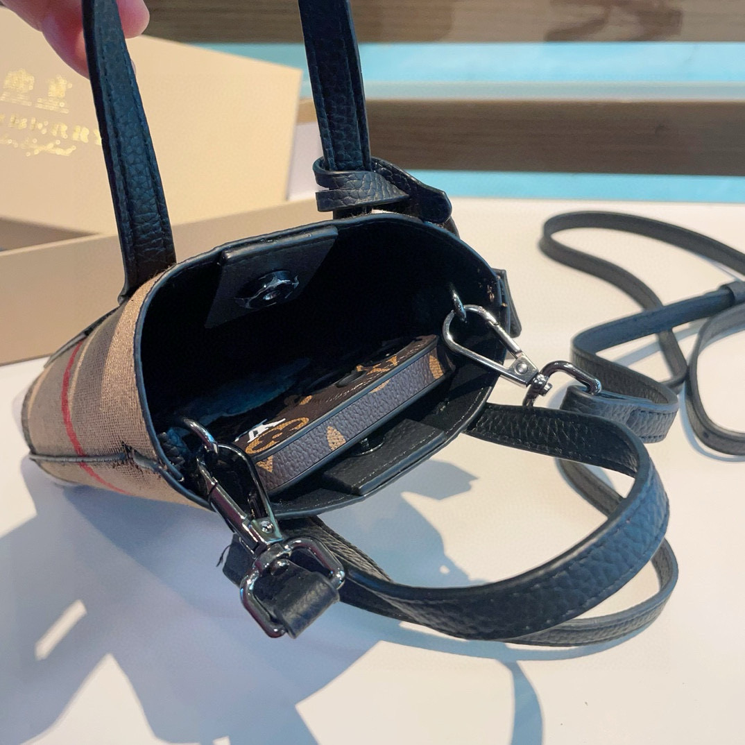 ❤️Burberry巴宝莉手机包，经典格子帆布拼接牛皮，斜挎小包官网同款生活出门不需要带现金的时代，这个