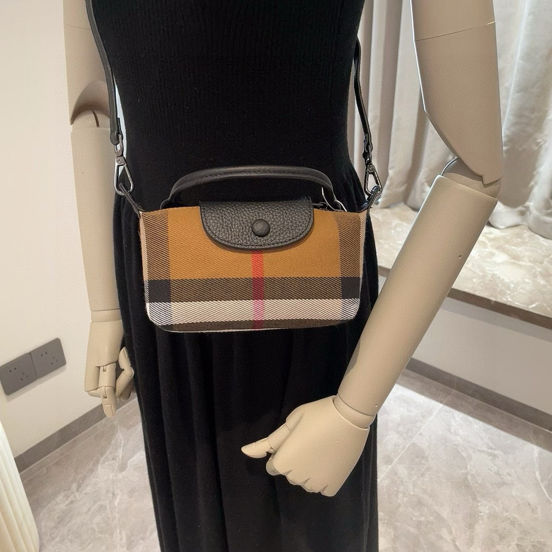 ❤️Burberry巴宝莉手机包，经典格子帆布拼接牛皮，斜挎小包官网同款 mini手提包包生活出门不需要