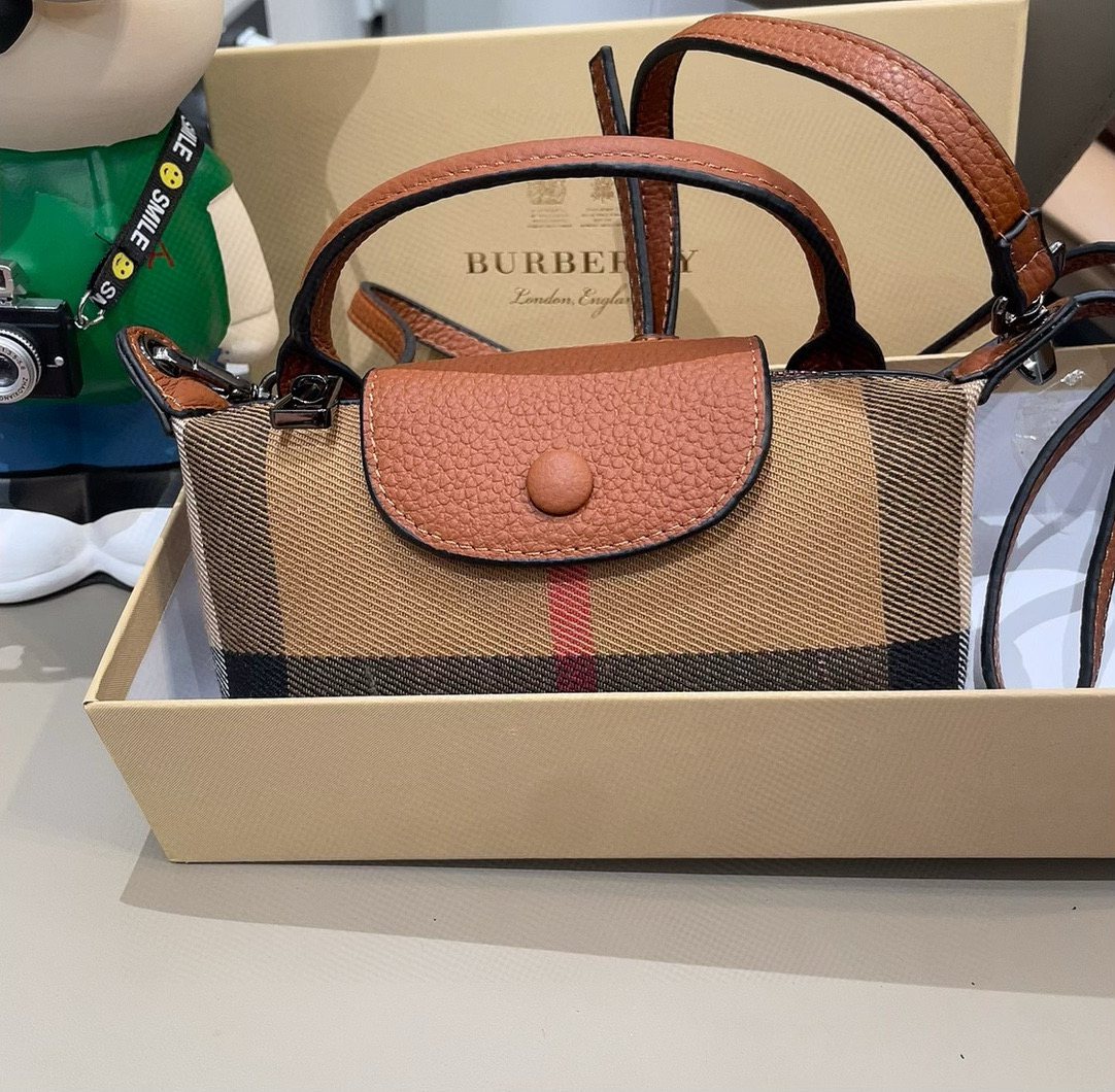 ❤️Burberry巴宝莉手机包，经典格子帆布拼接牛皮，斜挎小包官网同款 mini手提包包生活出门不需要