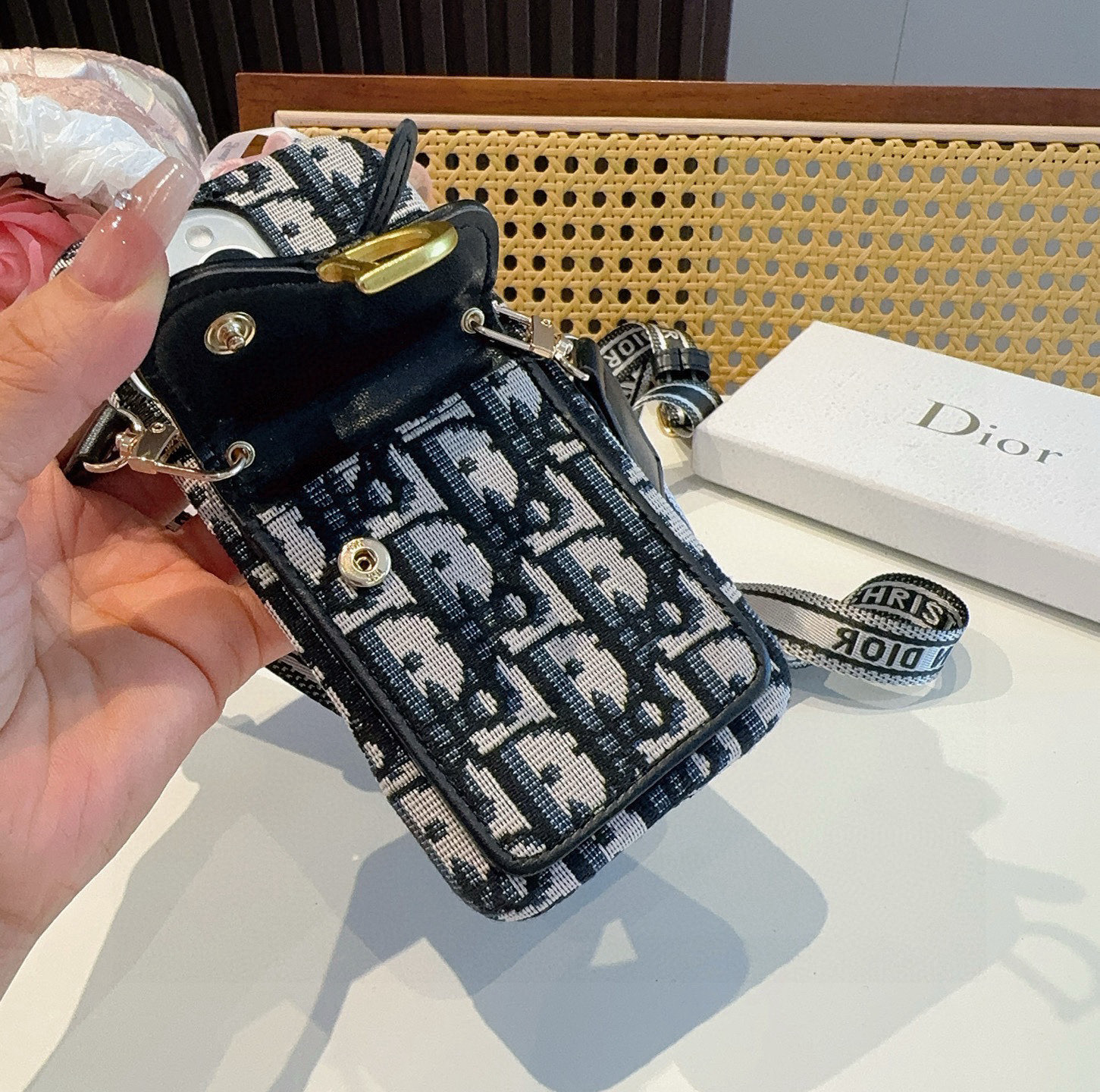 🎉Dior迪奥马鞍包插卡包手机壳，可装卡片、证件，可当支架，搭配同款织带肩带，斜挎手机壳小姐姐必备款！型