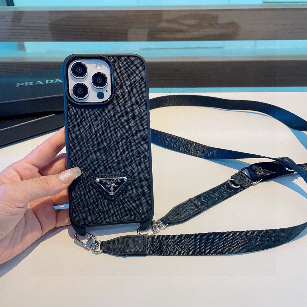 🔥需要小挂包➕5需备注⚠️PRADA▼普拉达斜挎手机壳📱金属Logo十字纹皮革软边全包 官网同步发售型号