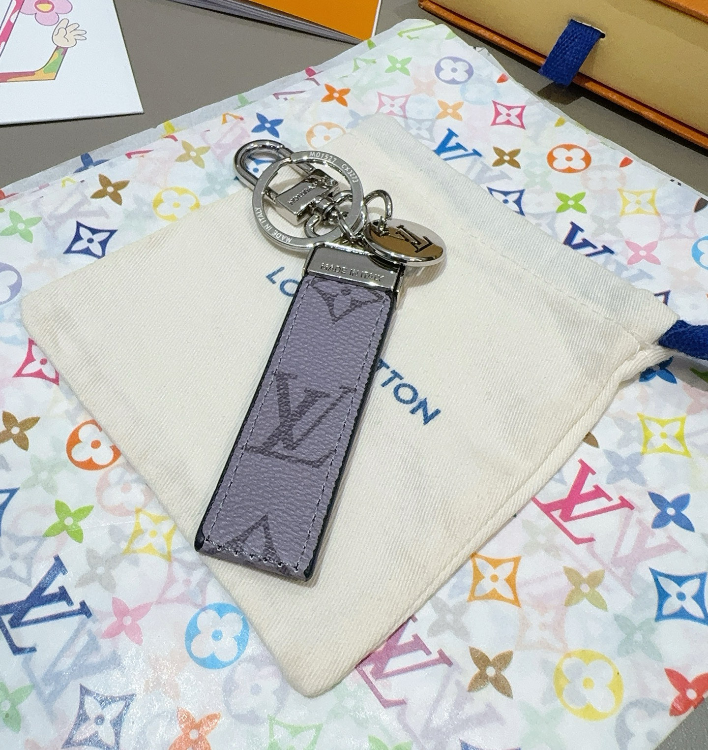 LV钥匙扣 车钥匙扣 挂件 借鉴旅行袋中的钥匙扣设计，可满足各种时尚品味的实用配饰。新版Monogram