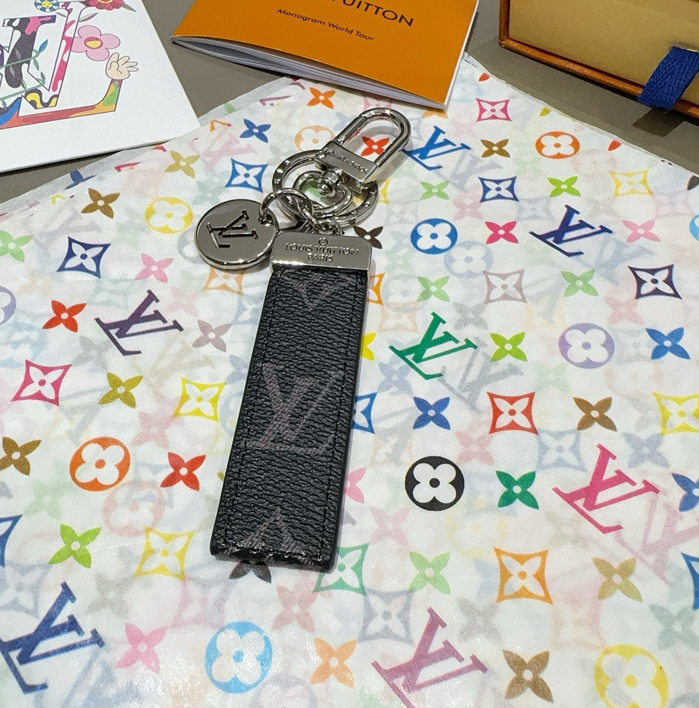 LV钥匙扣 车钥匙扣 挂件 借鉴旅行袋中的钥匙扣设计，可满足各种时尚品味的实用配饰。新版Monogram