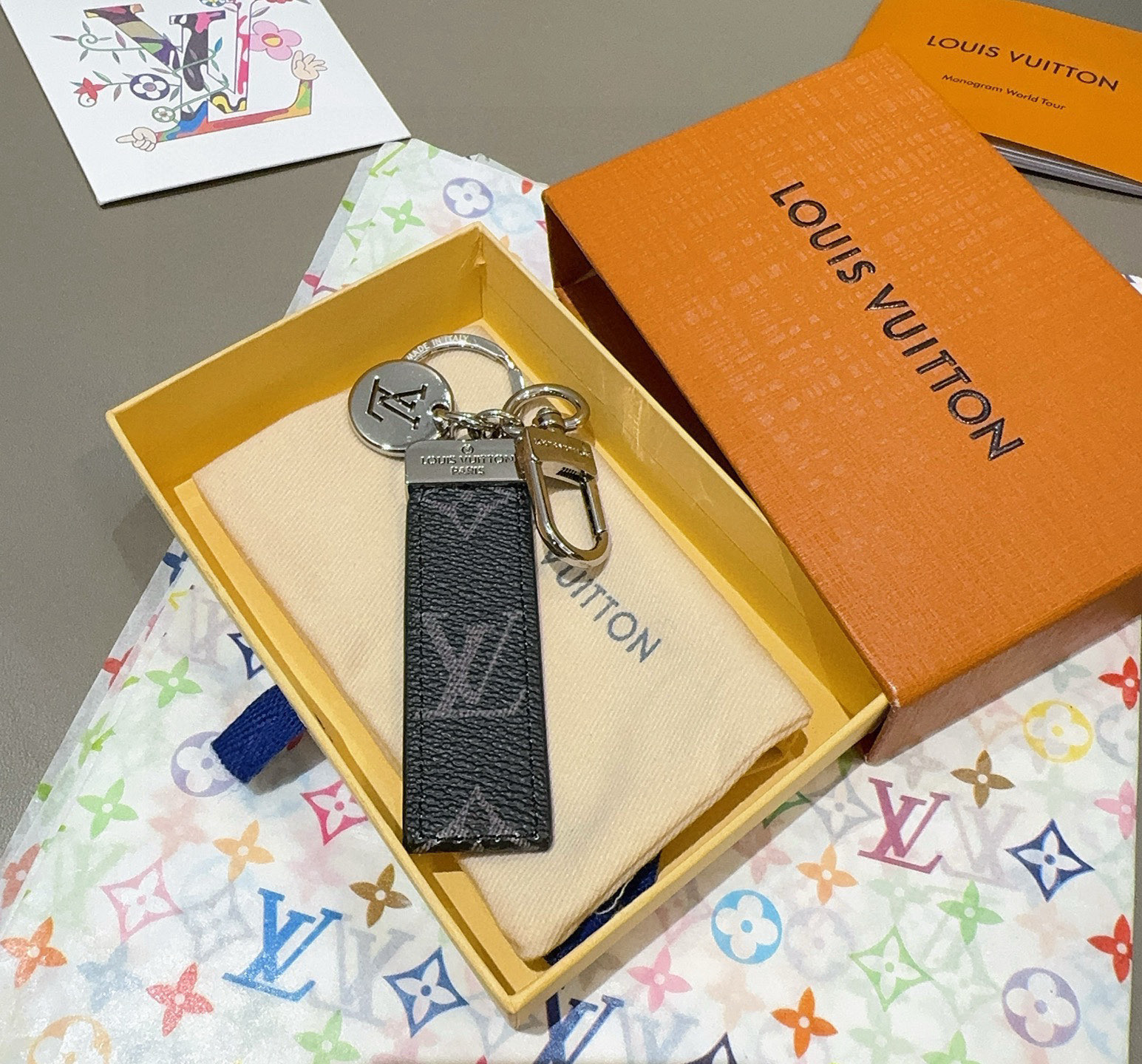 LV钥匙扣 车钥匙扣 挂件 借鉴旅行袋中的钥匙扣设计，可满足各种时尚品味的实用配饰。新版Monogram