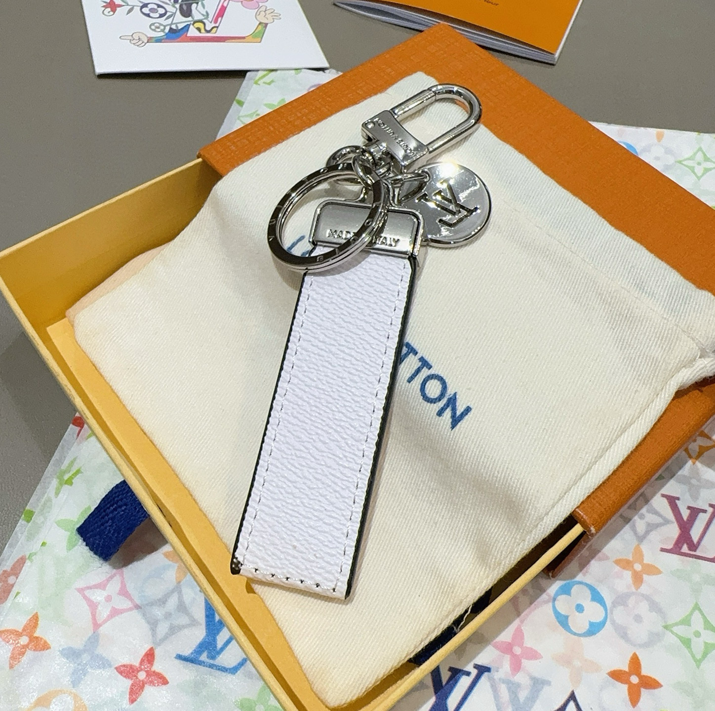 LV钥匙扣 车钥匙扣 挂件 借鉴旅行袋中的钥匙扣设计，可满足各种时尚品味的实用配饰。新版Monogram
