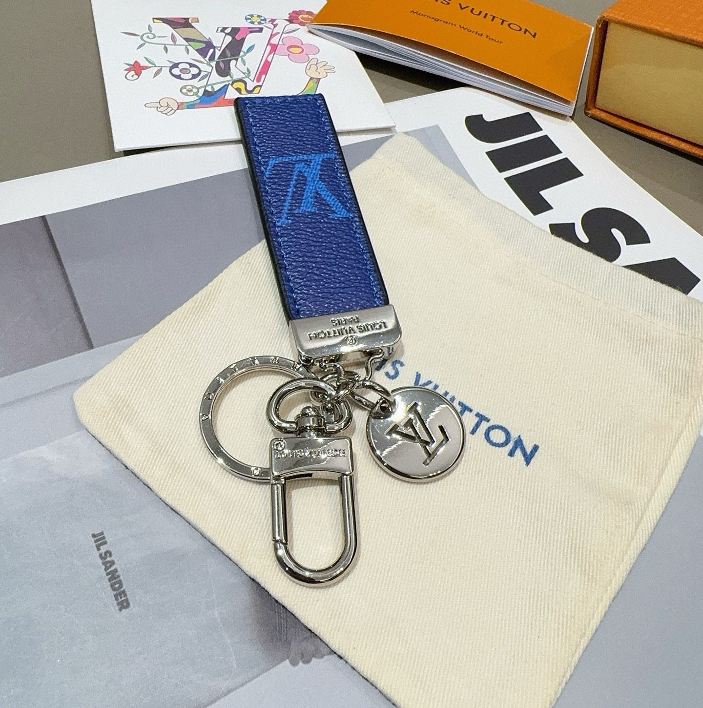 LV钥匙扣 车钥匙扣 挂件 借鉴旅行袋中的钥匙扣设计，可满足各种时尚品味的实用配饰。新版Monogram