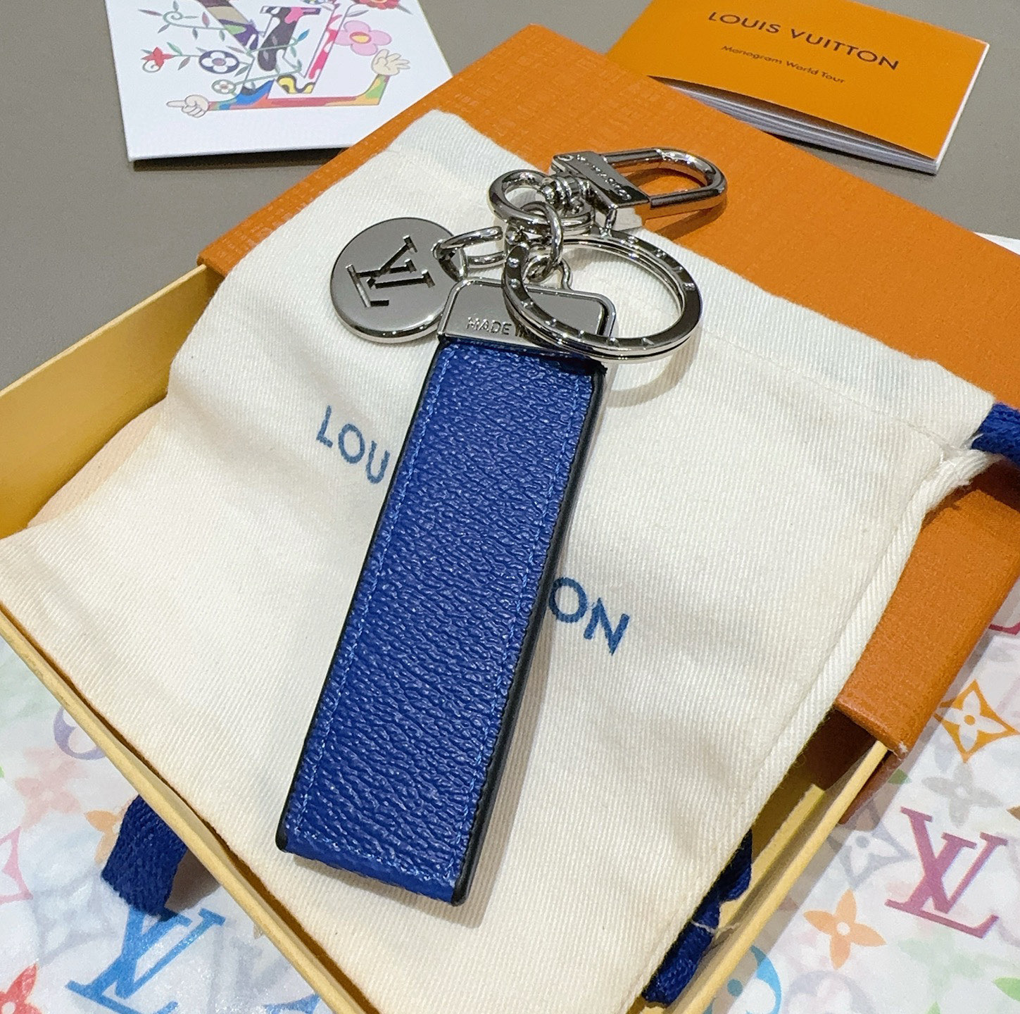 LV钥匙扣 车钥匙扣 挂件 借鉴旅行袋中的钥匙扣设计，可满足各种时尚品味的实用配饰。新版Monogram