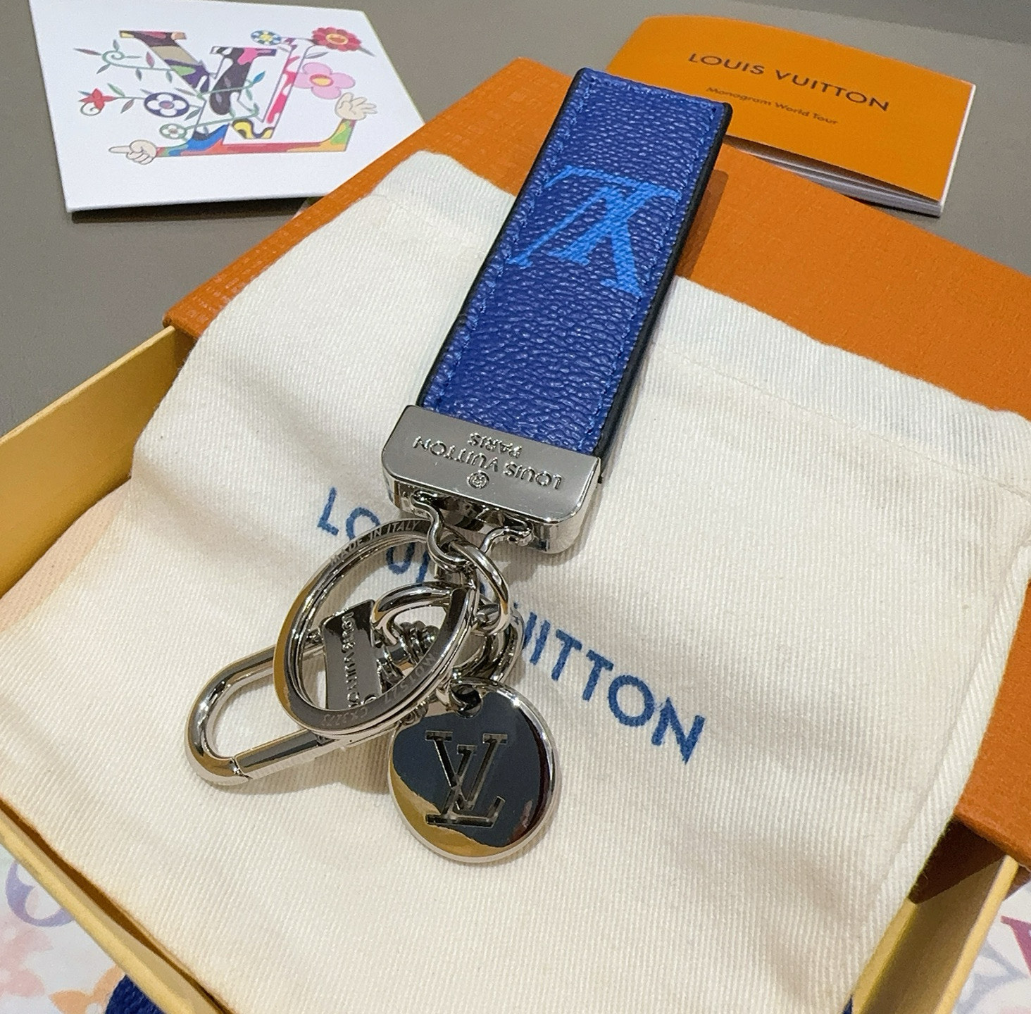LV钥匙扣 车钥匙扣 挂件 借鉴旅行袋中的钥匙扣设计，可满足各种时尚品味的实用配饰。新版Monogram