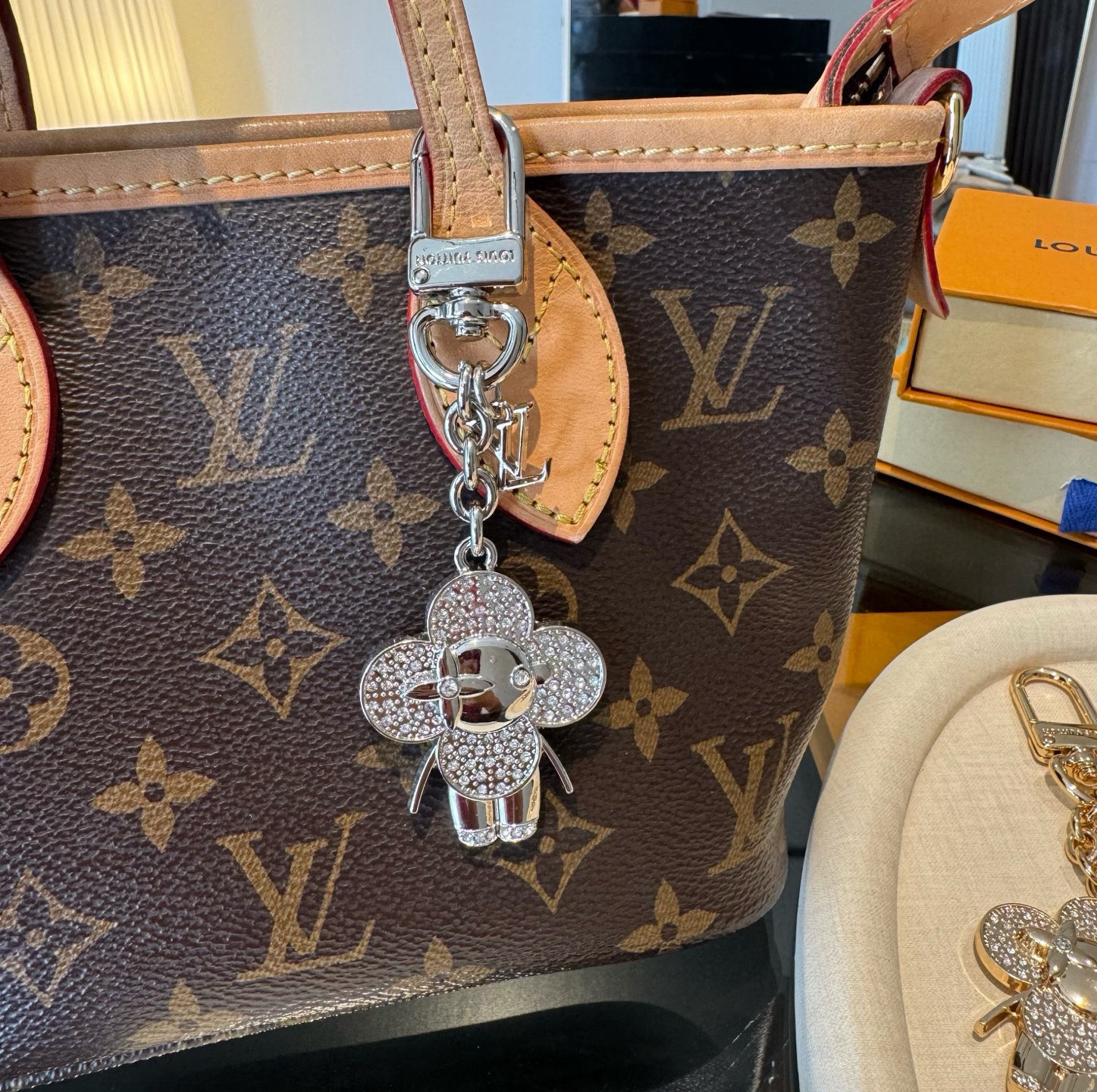 LV钥匙扣 薇薇安新款钥匙扣 包包挂件包饰SPring Street Chain 包饰将 Monogra