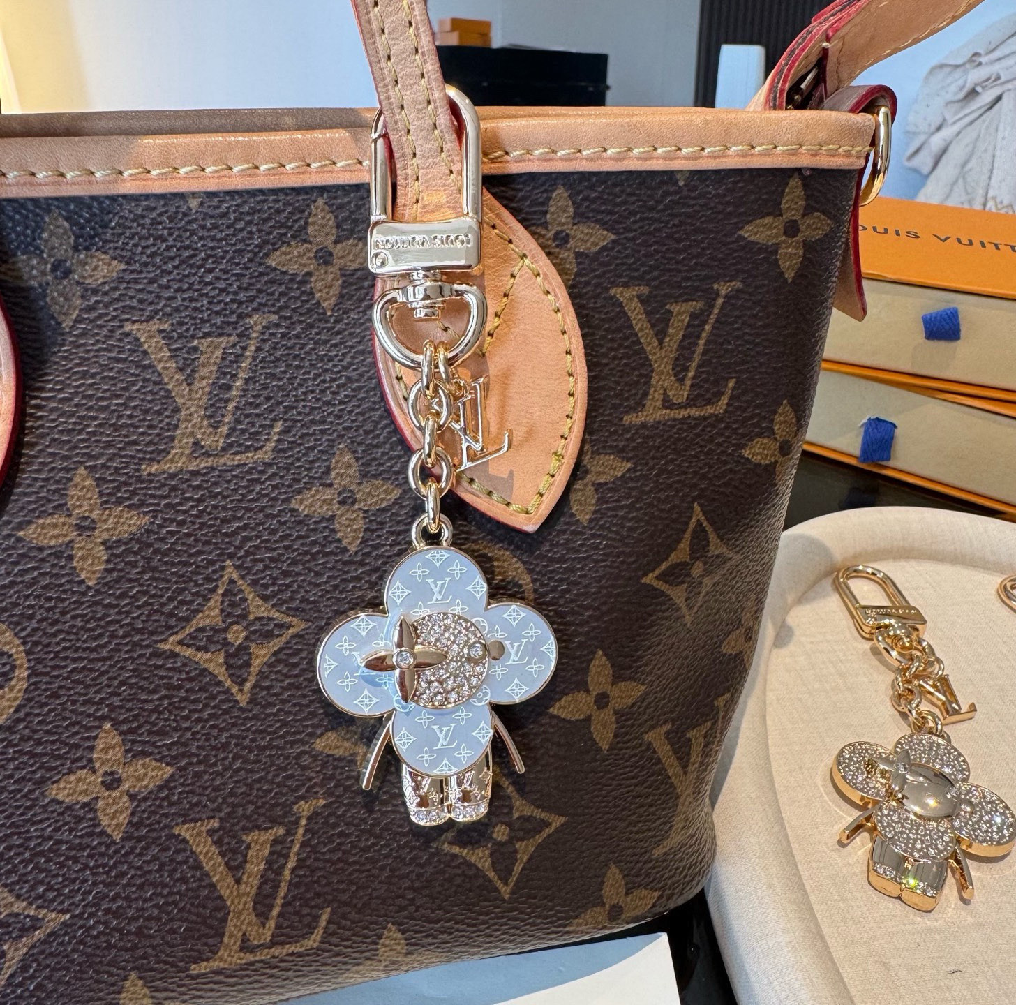 LV钥匙扣 薇薇安新款钥匙扣 包包挂件包饰SPring Street Chain 包饰将 Monogra