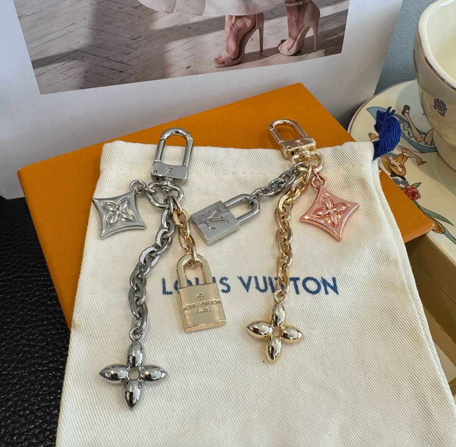 🔥新款 LOUIS VUITTON LV钥匙扣 锁头四叶花包挂件 包包挂饰 钥匙扣精致。手感真的很赞[强