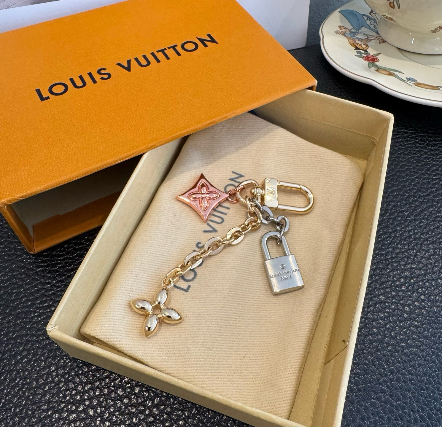 🔥新款 LOUIS VUITTON LV钥匙扣 锁头四叶花包挂件 包包挂饰 钥匙扣精致。手感真的很赞[强