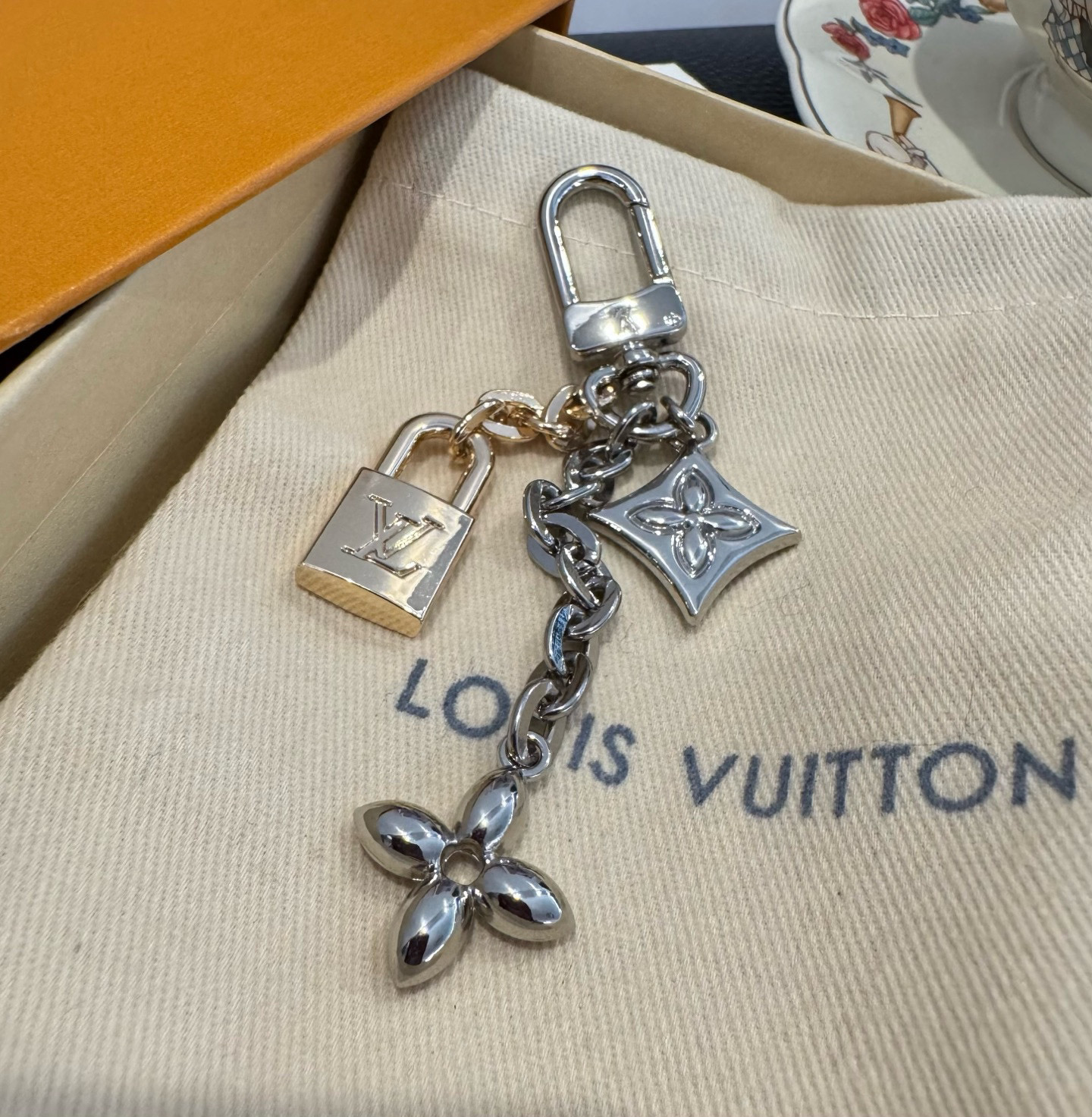 🔥新款 LOUIS VUITTON LV钥匙扣 锁头四叶花包挂件 包包挂饰 钥匙扣精致。手感真的很赞[强