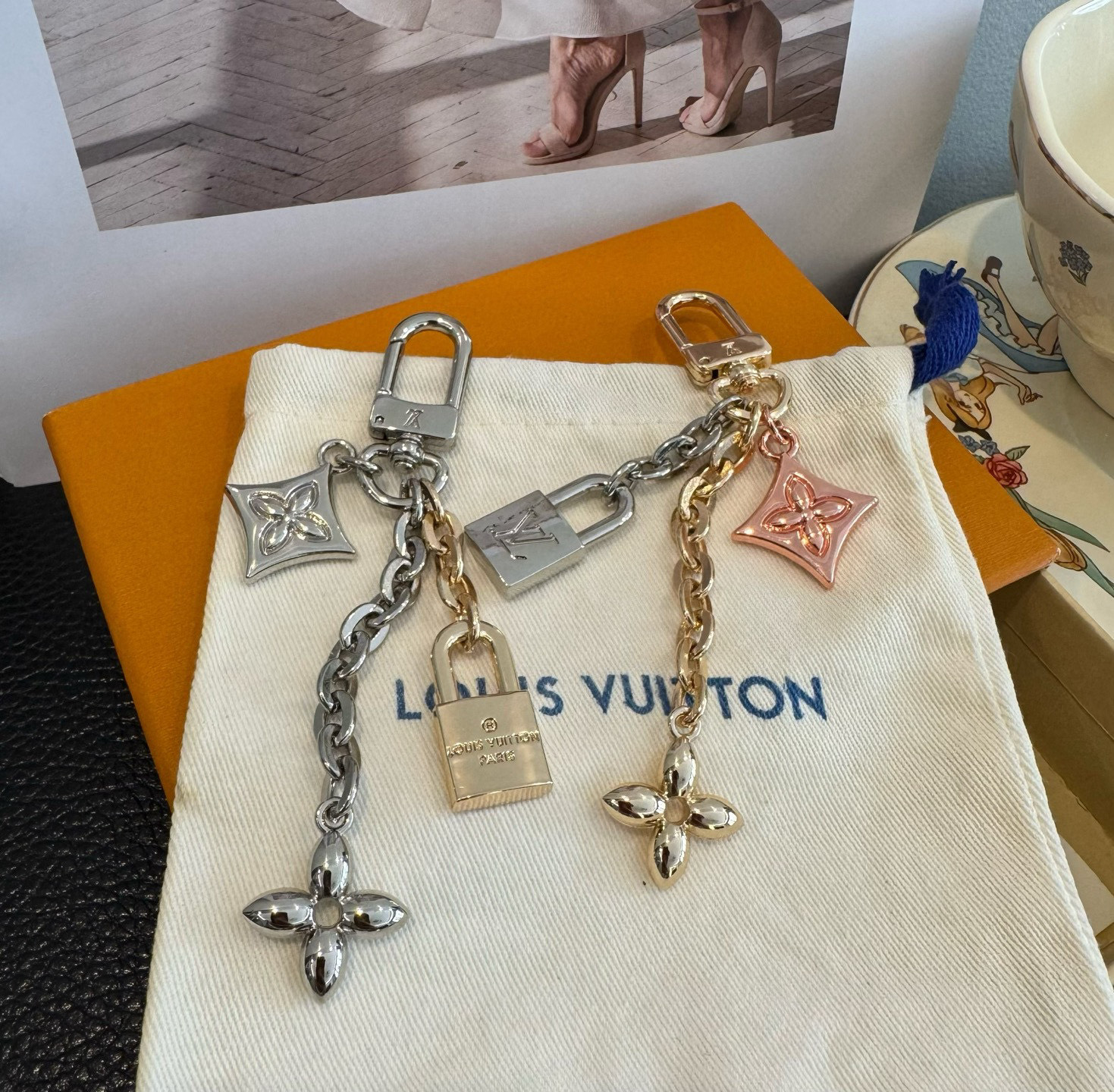 🔥新款 LOUIS VUITTON LV钥匙扣 锁头四叶花包挂件 包包挂饰 钥匙扣精致。手感真的很赞[强