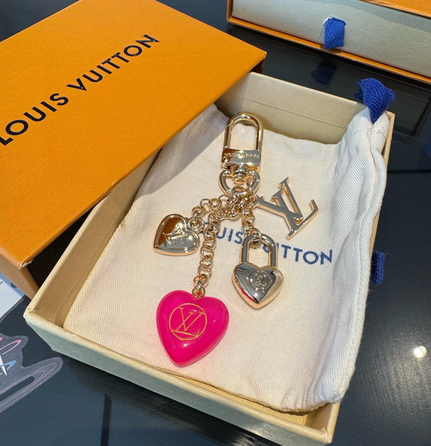 🔥Lv 钥匙扣包包挂件挂饰SPring Street Chain 包饰将 Monogram 花卉💗和 L