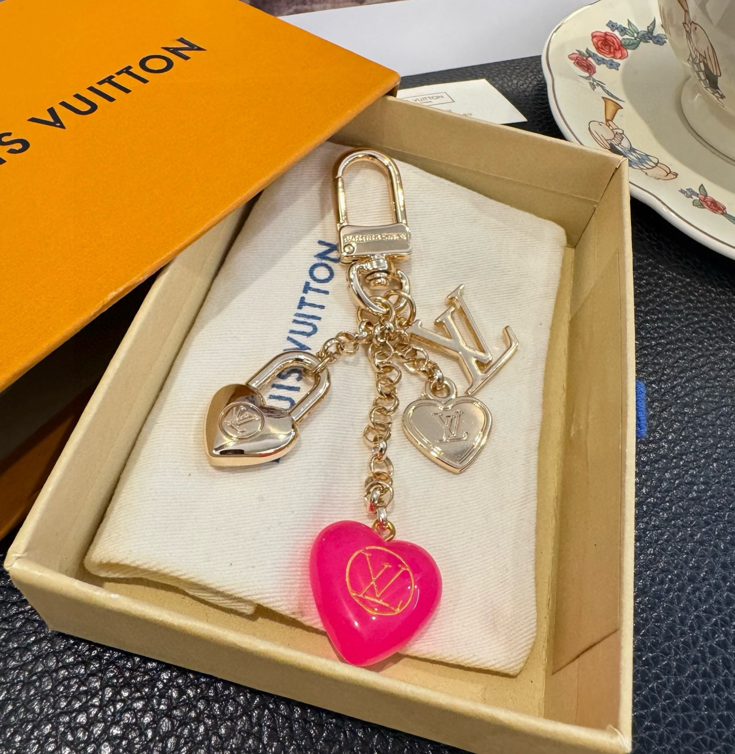 🔥Lv 钥匙扣包包挂件挂饰SPring Street Chain 包饰将 Monogram 花卉💗和 L