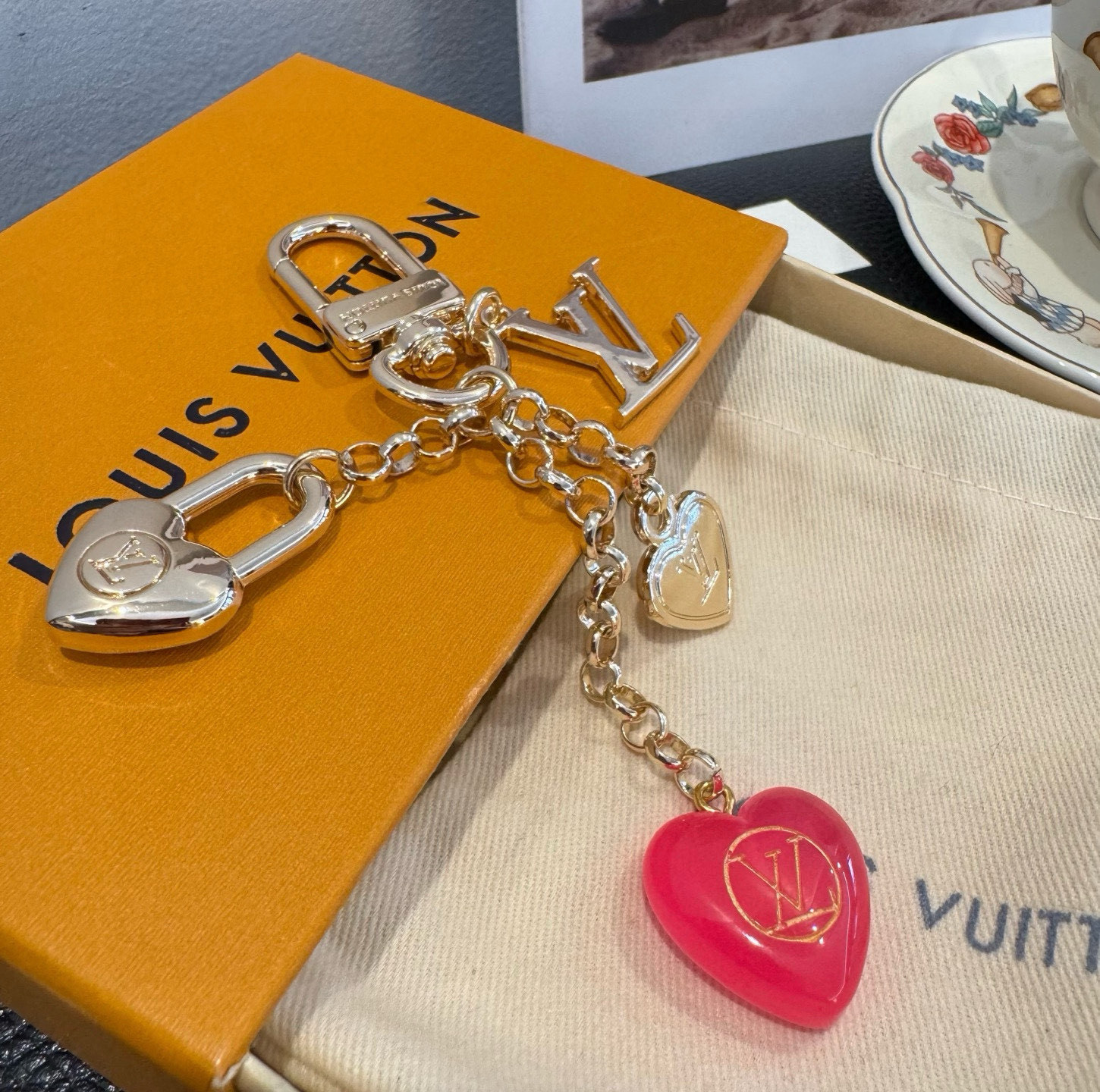🔥Lv 钥匙扣包包挂件挂饰SPring Street Chain 包饰将 Monogram 花卉💗和 L