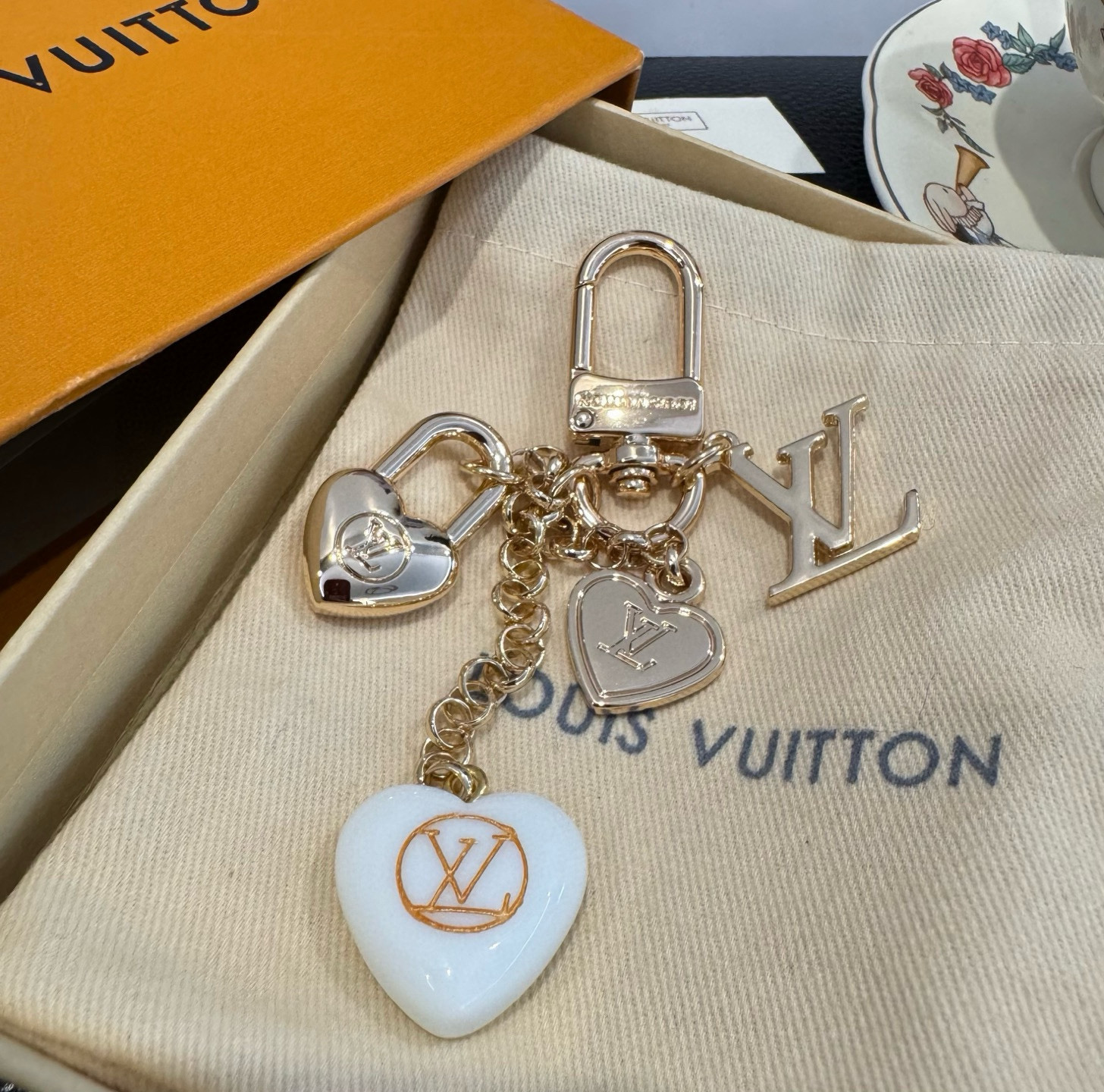 🔥Lv 钥匙扣包包挂件挂饰SPring Street Chain 包饰将 Monogram 花卉💗和 L