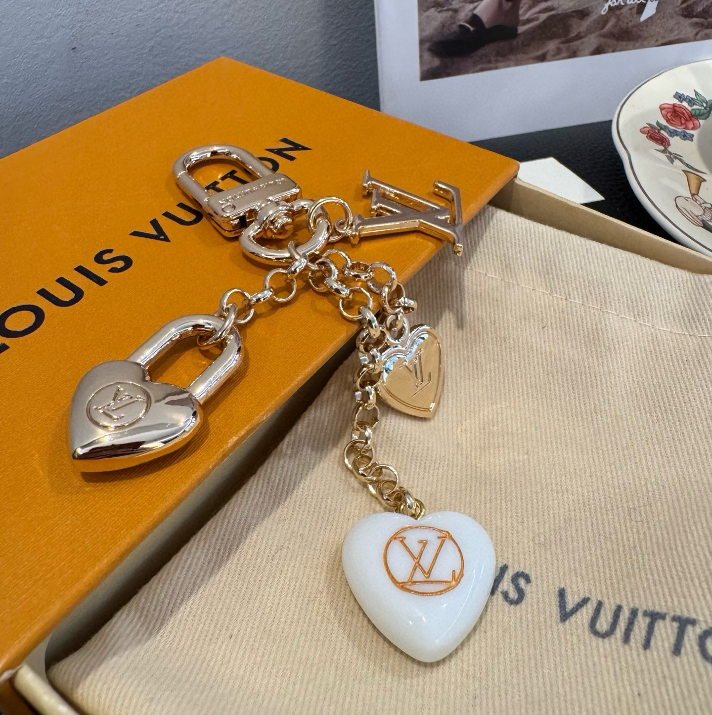 🔥Lv 钥匙扣包包挂件挂饰SPring Street Chain 包饰将 Monogram 花卉💗和 L