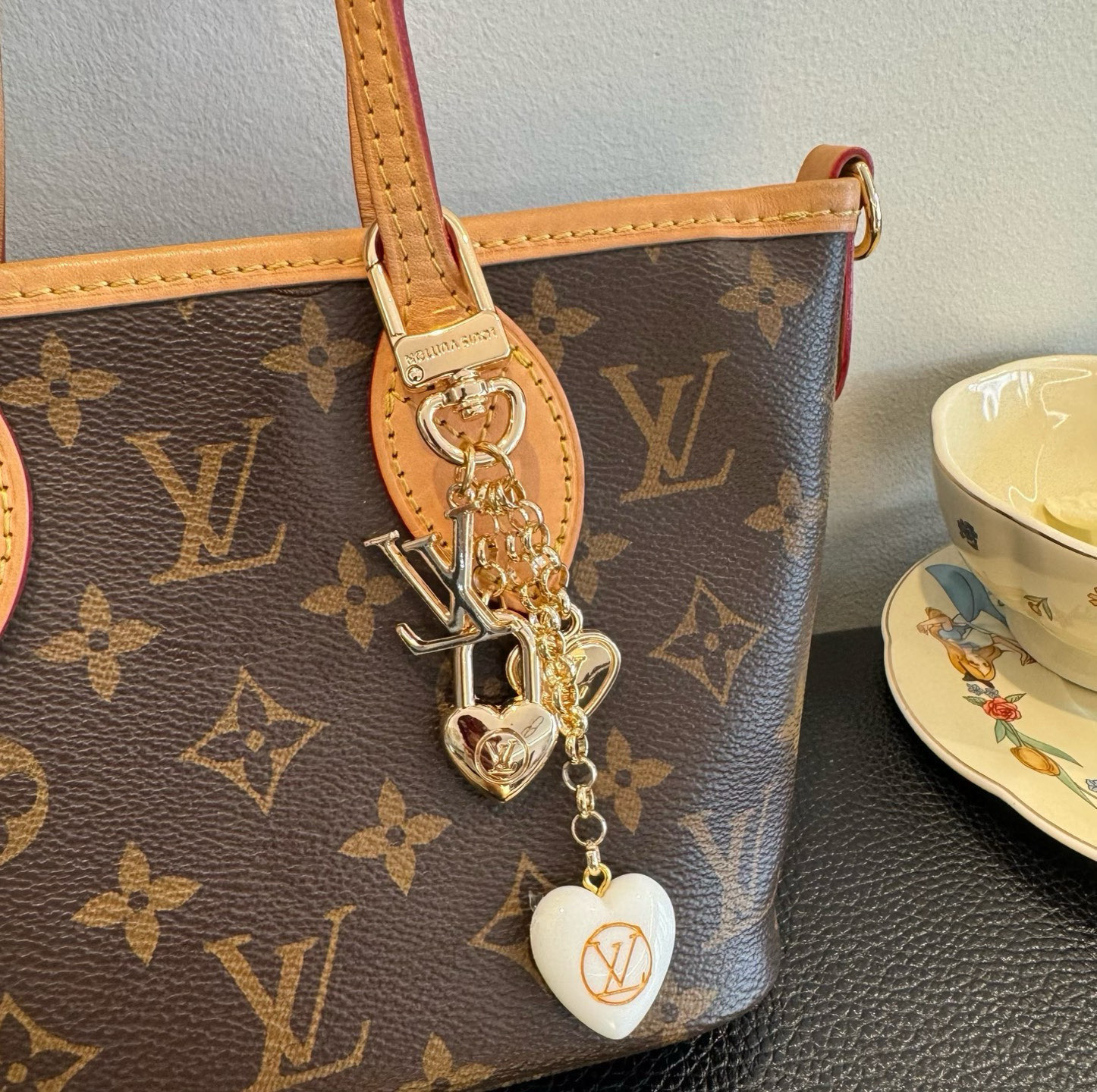 🔥Lv 钥匙扣包包挂件挂饰SPring Street Chain 包饰将 Monogram 花卉💗和 L
