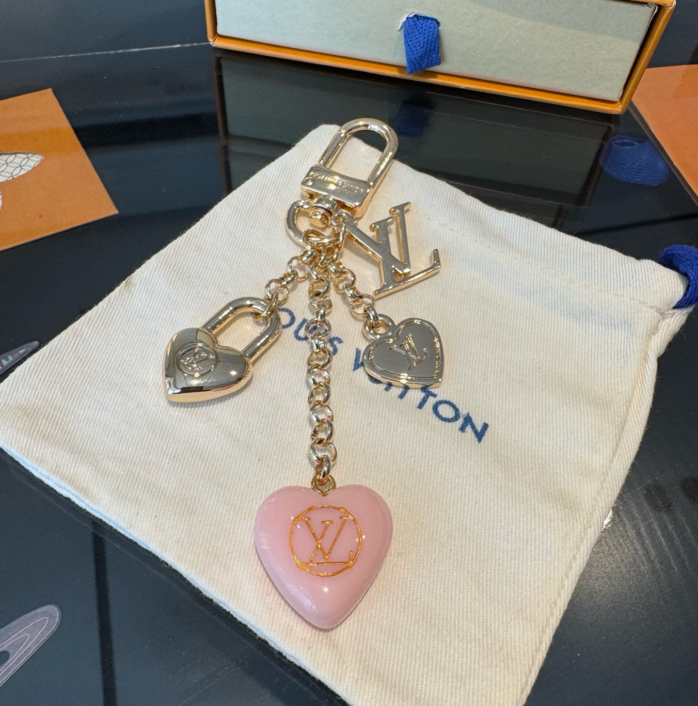 🔥Lv 钥匙扣包包挂件挂饰SPring Street Chain 包饰将 Monogram 花卉💗和 L