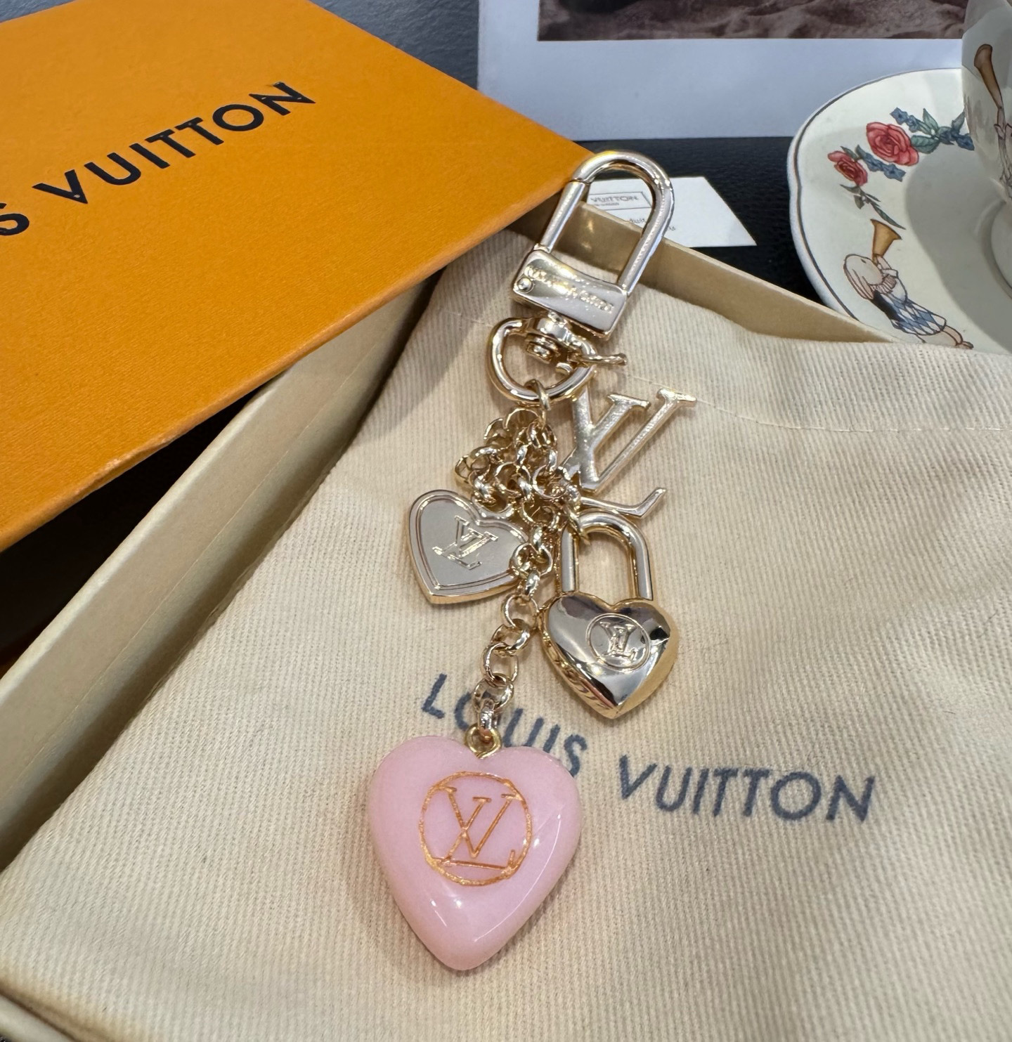 🔥Lv 钥匙扣包包挂件挂饰SPring Street Chain 包饰将 Monogram 花卉💗和 L