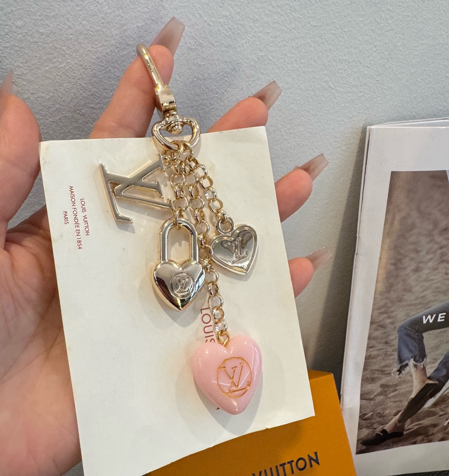 🔥Lv 钥匙扣包包挂件挂饰SPring Street Chain 包饰将 Monogram 花卉💗和 L