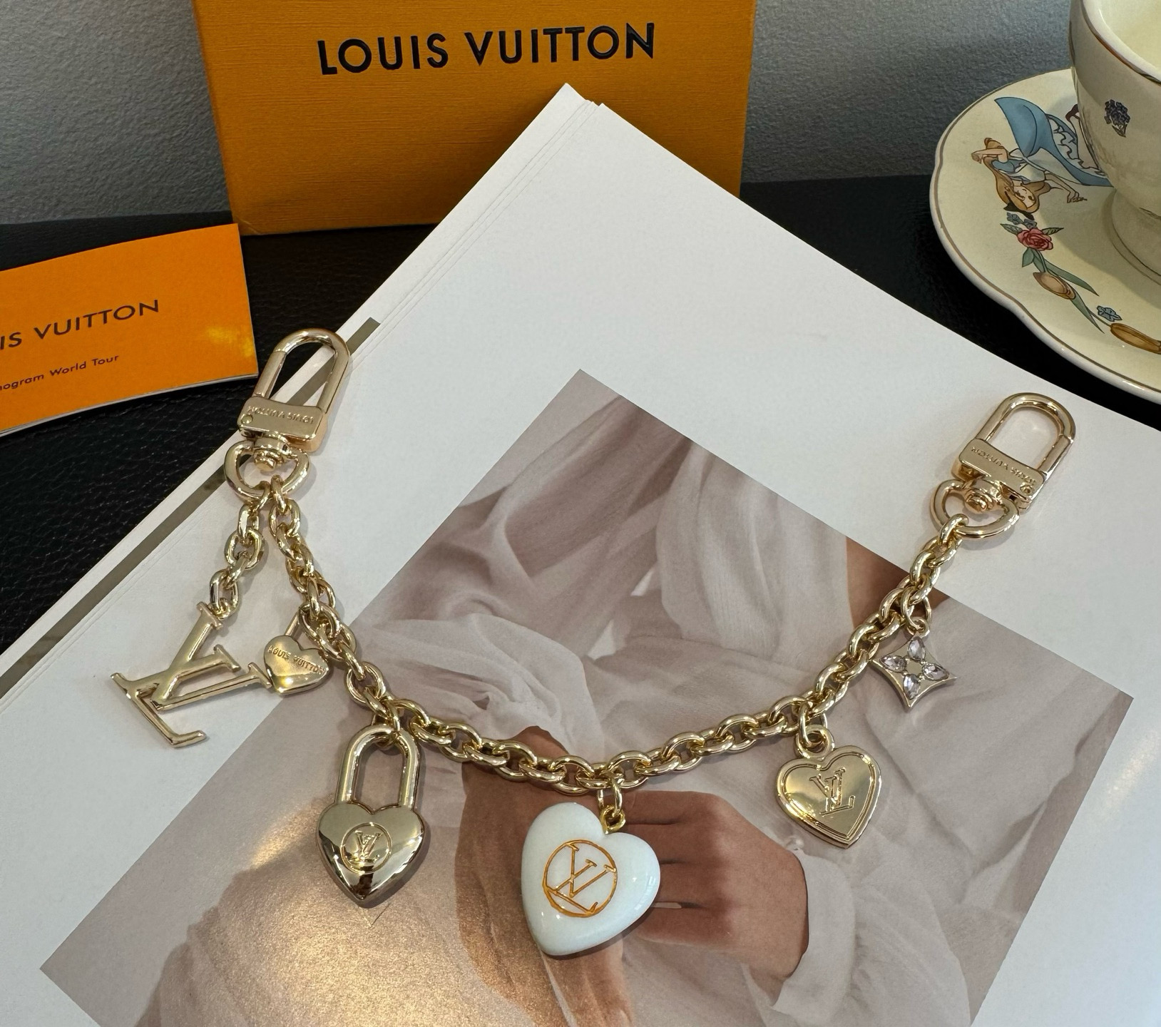 lv钥匙扣 官网新款 包包链条挂件 多功能链条 包饰&包包肩带延长链本款链条包饰出自路易威登x村上隆复刻